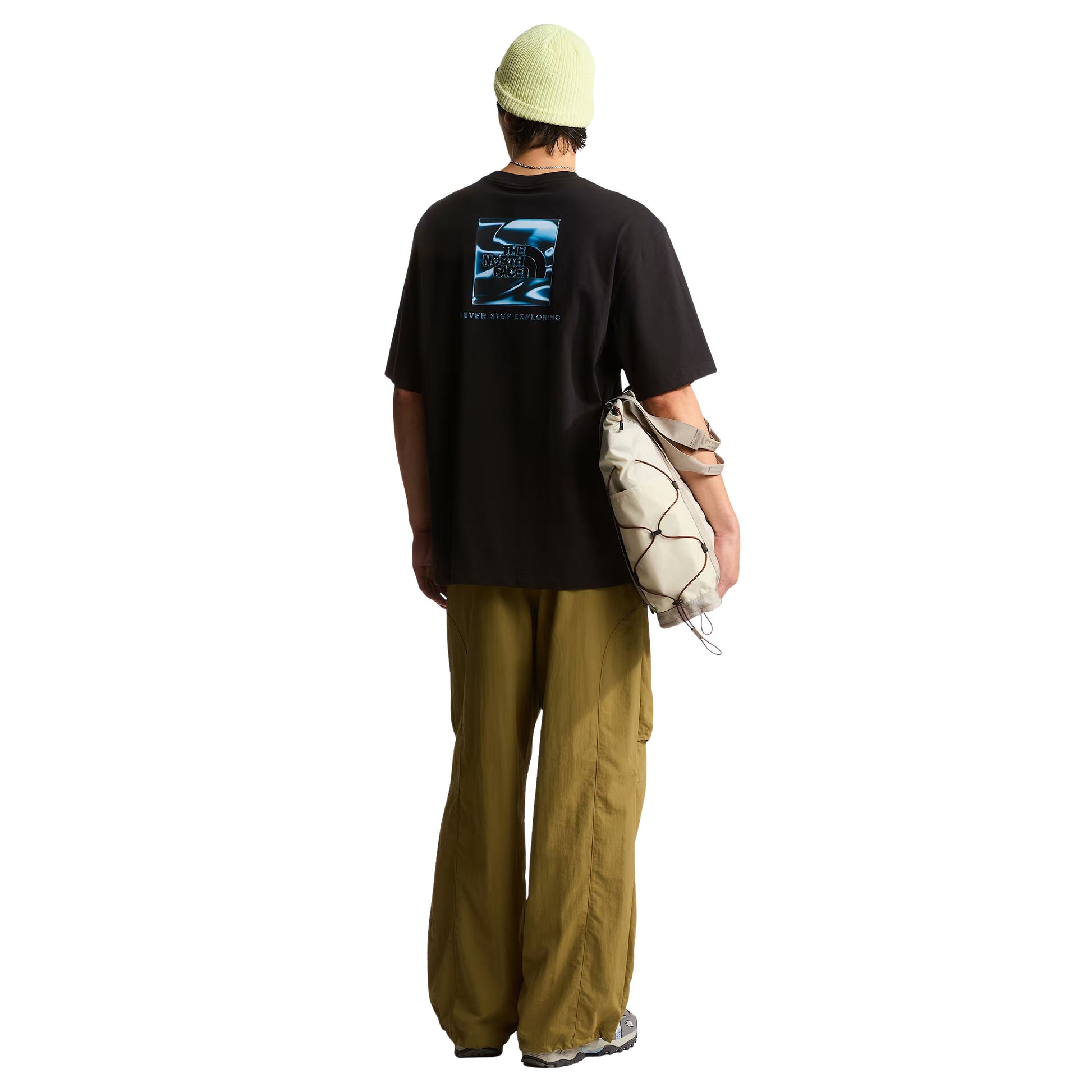 T-Shirt de manga curta para homem The North Face Liquid Box NSE Oversize em Preto TNF. Foto da parte de trás, vestida.