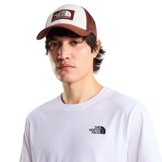 Boné unissexo The North Face Mudder Trucker em Ember Soil/Branco Dune. Foto da parte da frente.