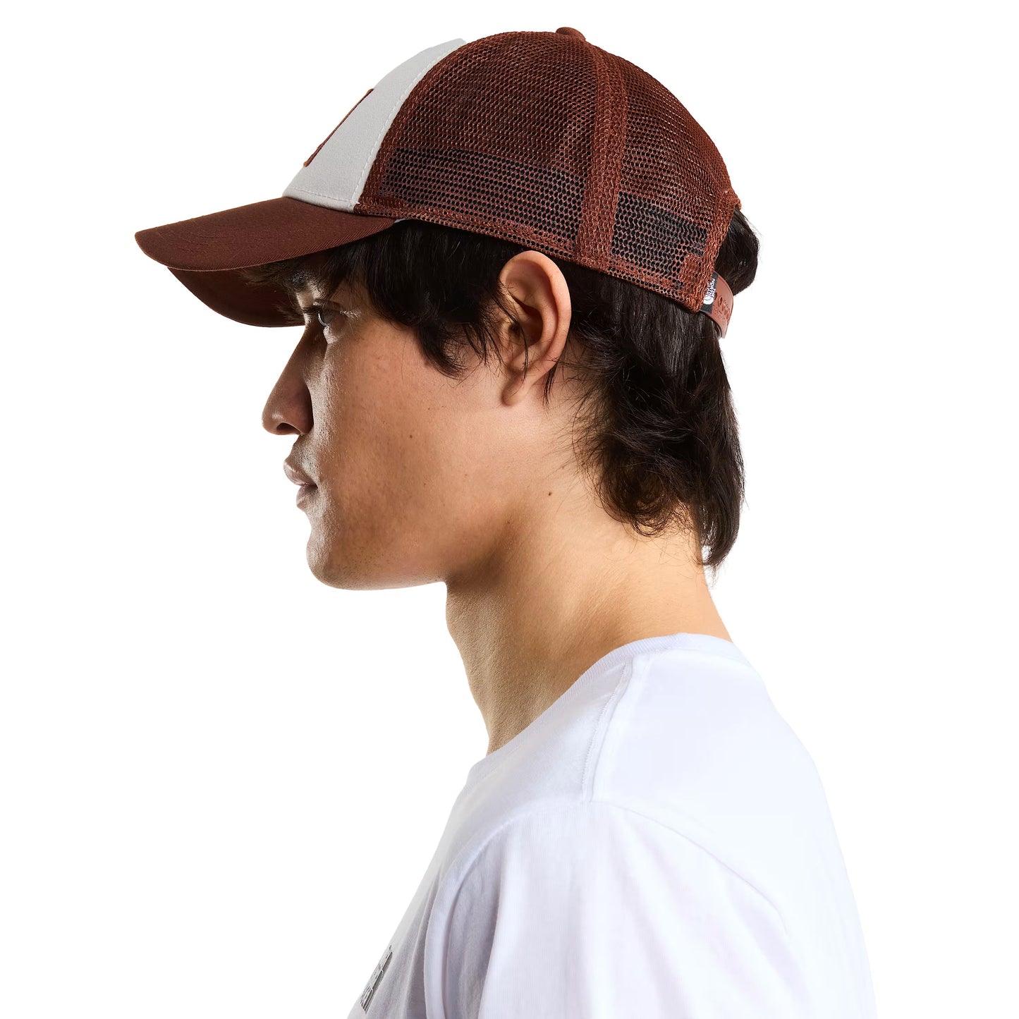 Boné unissexo The North Face Mudder Trucker em Ember Soil/Branco Dune. Foto da lateral.