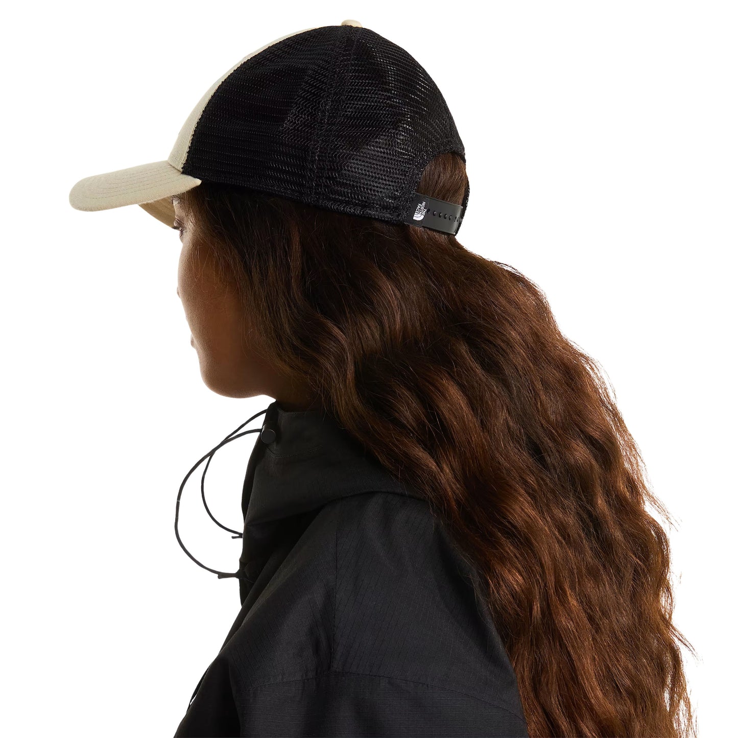 Boné unissexo The North Face Mudder Trucker em Gravel. Foto da lateral.