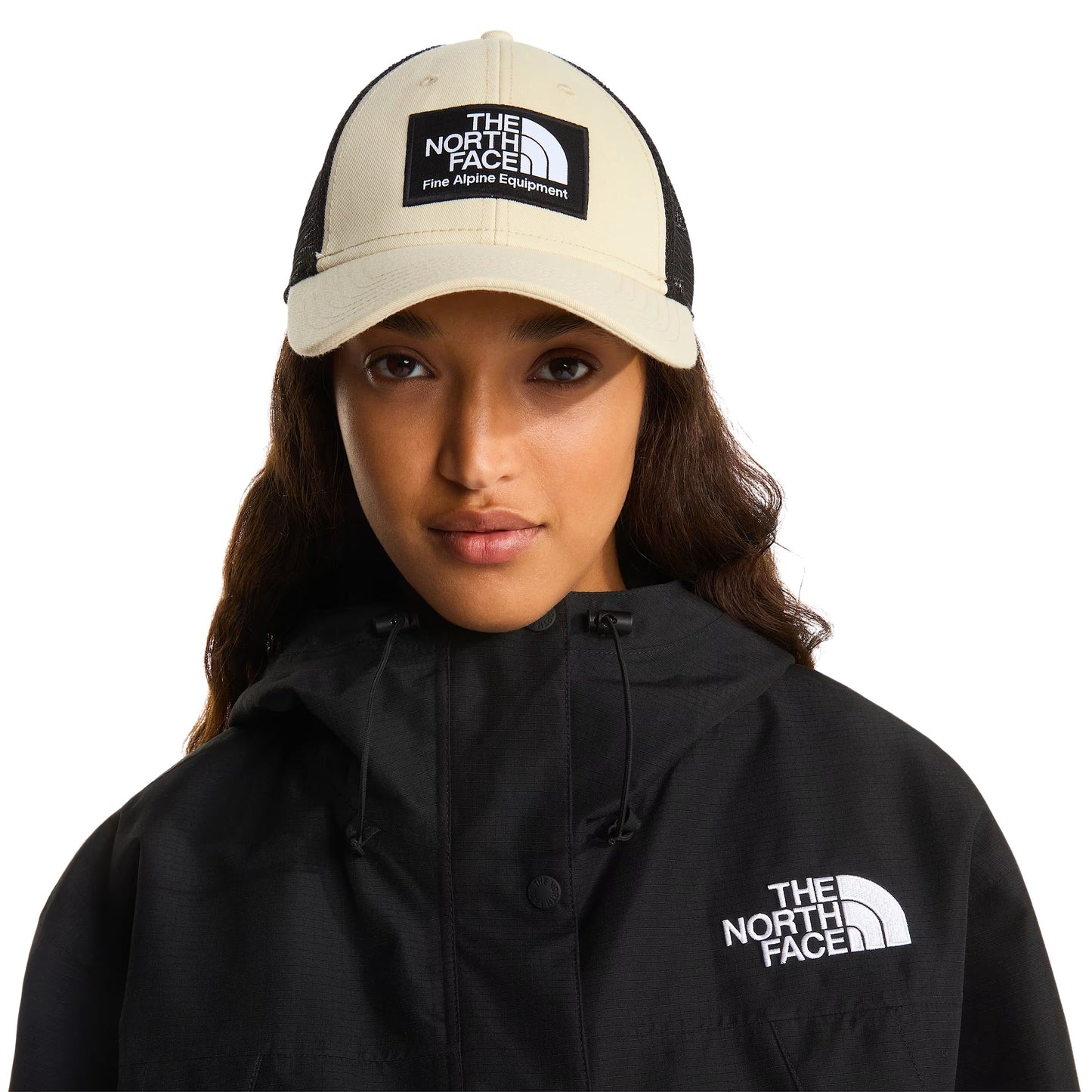 Boné unissexo The North Face Mudder Trucker em Gravel. Foto da parte da frente.
