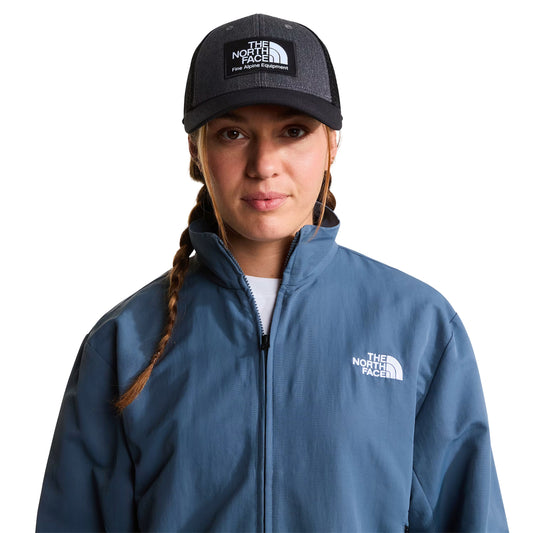 Boné unissexo The North Face Mudder Trucker em Preto TNF/TNF Medium Grey Heather. Foto da parte da frente.