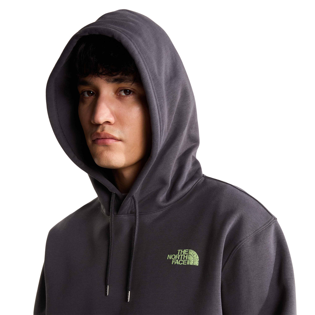 Pormenor do capuz colocado, cordões e logótipo verde-claro no peito da sweat The North Face NSE Slopes.