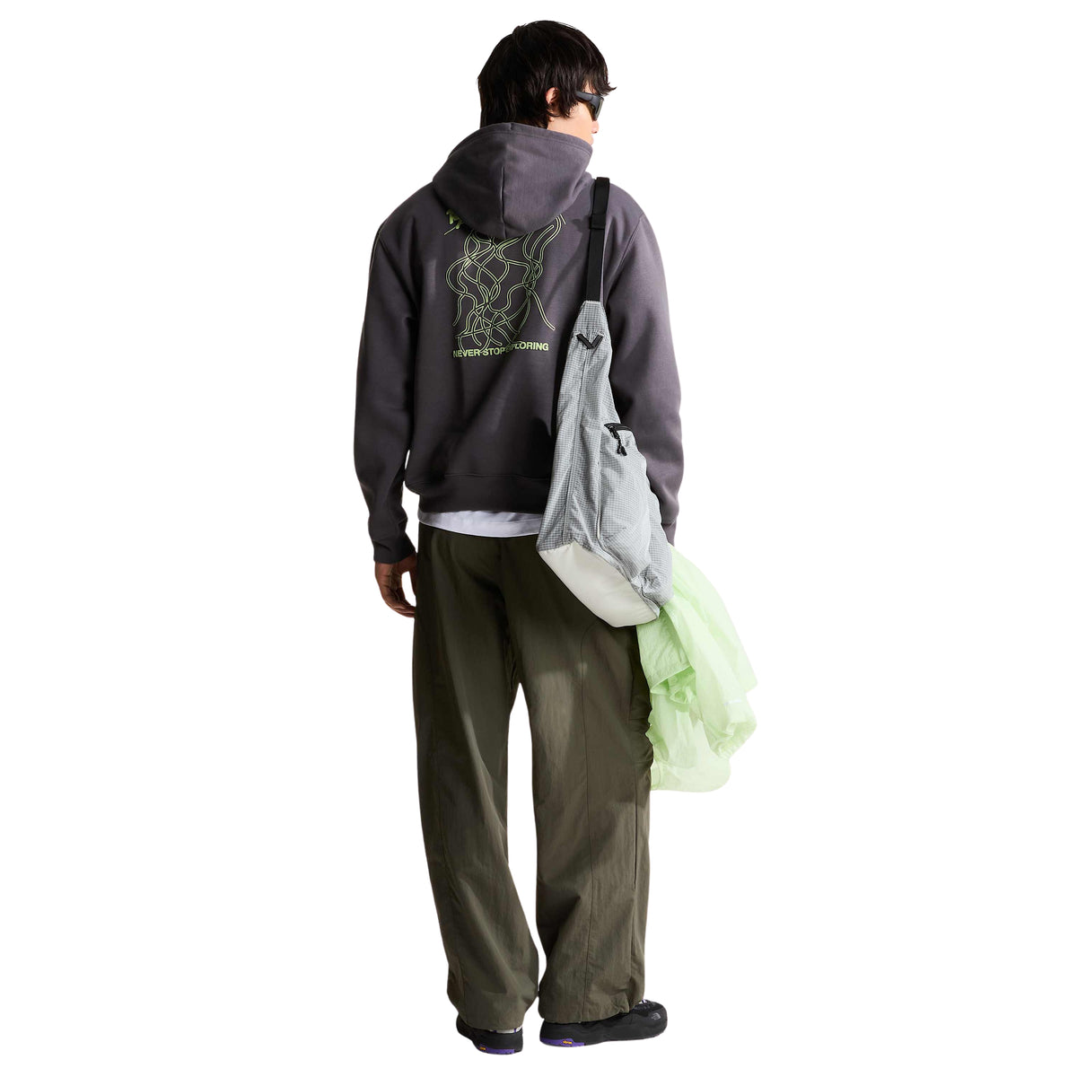 Sweat The North Face NSE Slopes cinzenta antracite, vista de costas em coordenado completo com bolsa ao ombro.