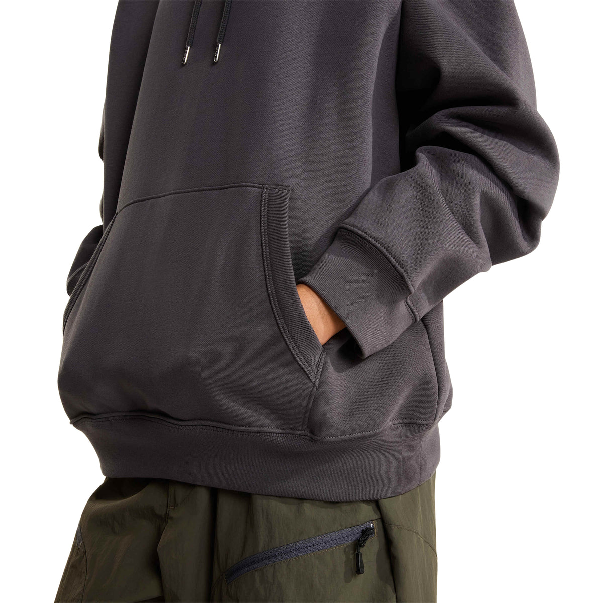 Pormenor do bolso canguru, punho e bainha canelados da sweat The North Face NSE Slopes em Anthracite Grey.