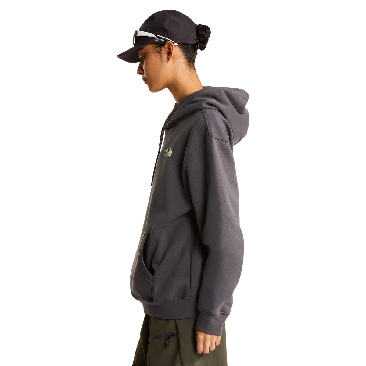 Sweat The North Face NSE Slopes cinzenta antracite, vista lateral com bolso canguru e capuz descido.
