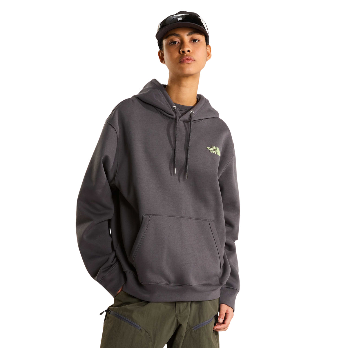 Sweat The North Face NSE Slopes cinzenta antracite, vestida de frente com corte descontraído.