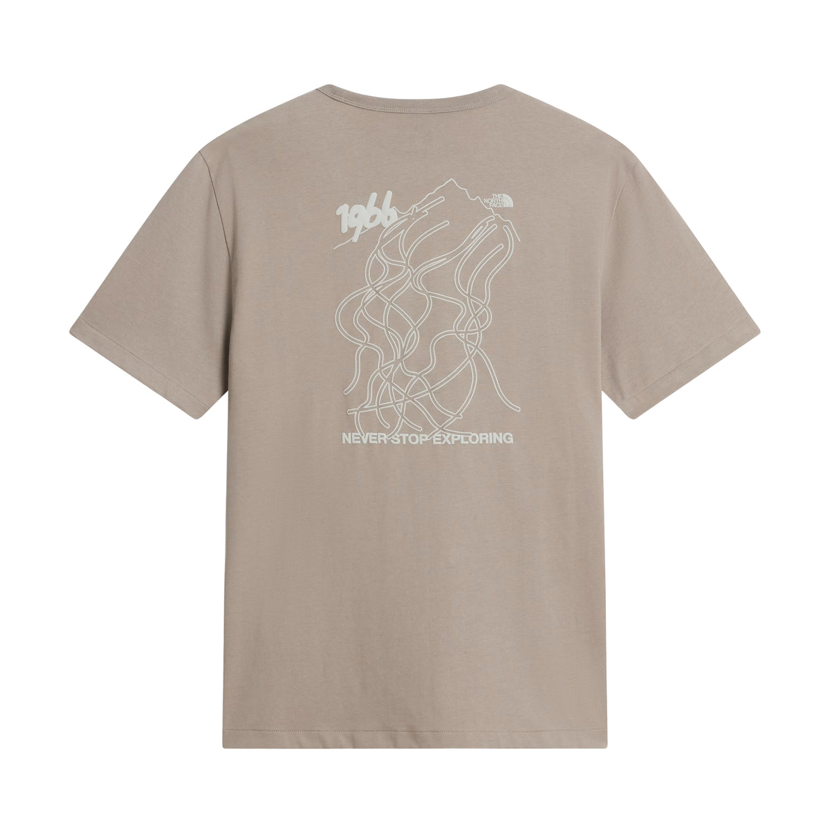 T-shirt The North Face NSE Slopes Relaxed em stone slab — flat lay de costas, produto sem modelo, gráfico NSE Slopes com mapa de pistas em linha, "1966", logótipo TNF e "NEVER STOP EXPLORING", fundo branco.
