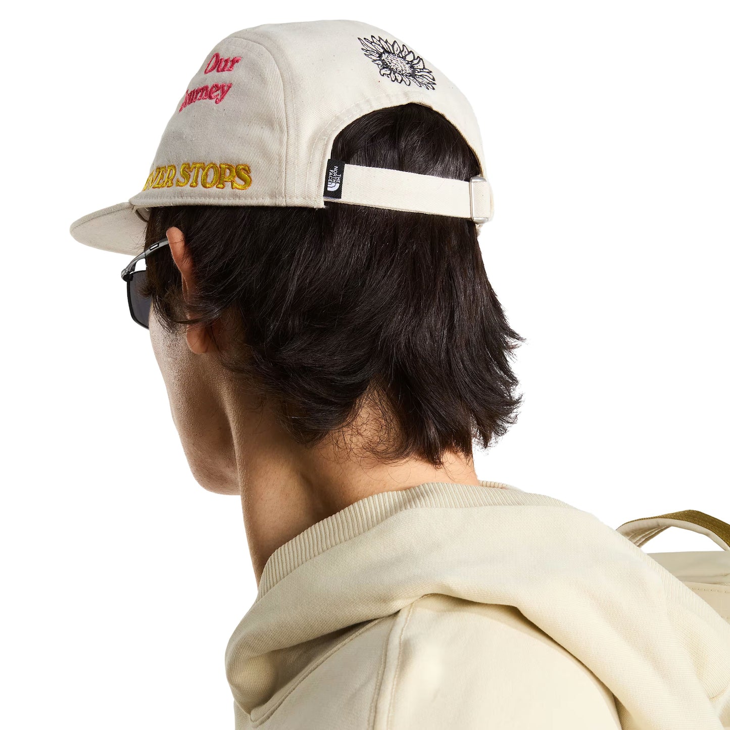 Boné unissexo The North Face Norm Camp em Branco Dune/Raw Undyed/Graphics. Foto da parte de trás.