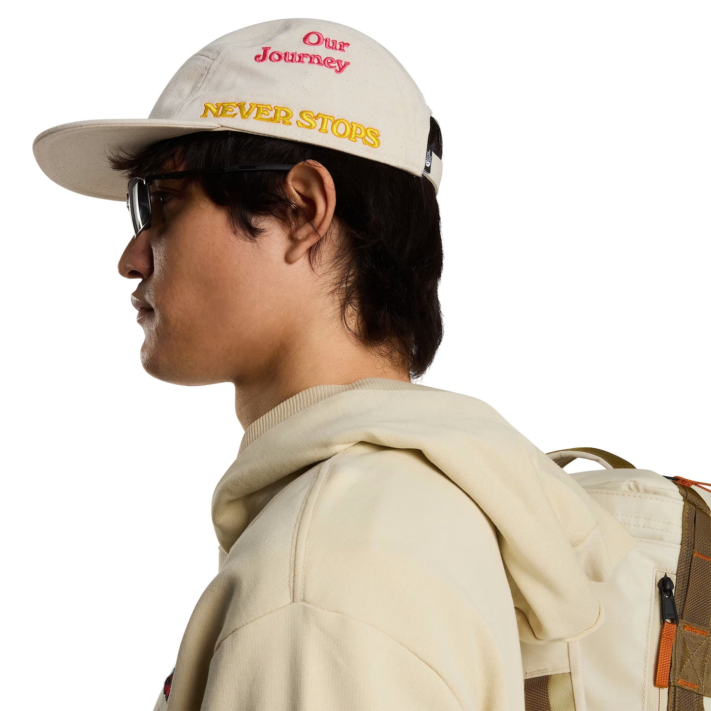Boné unissexo The North Face Norm Camp em Branco Dune/Raw Undyed/Graphics. Foto da lateral.