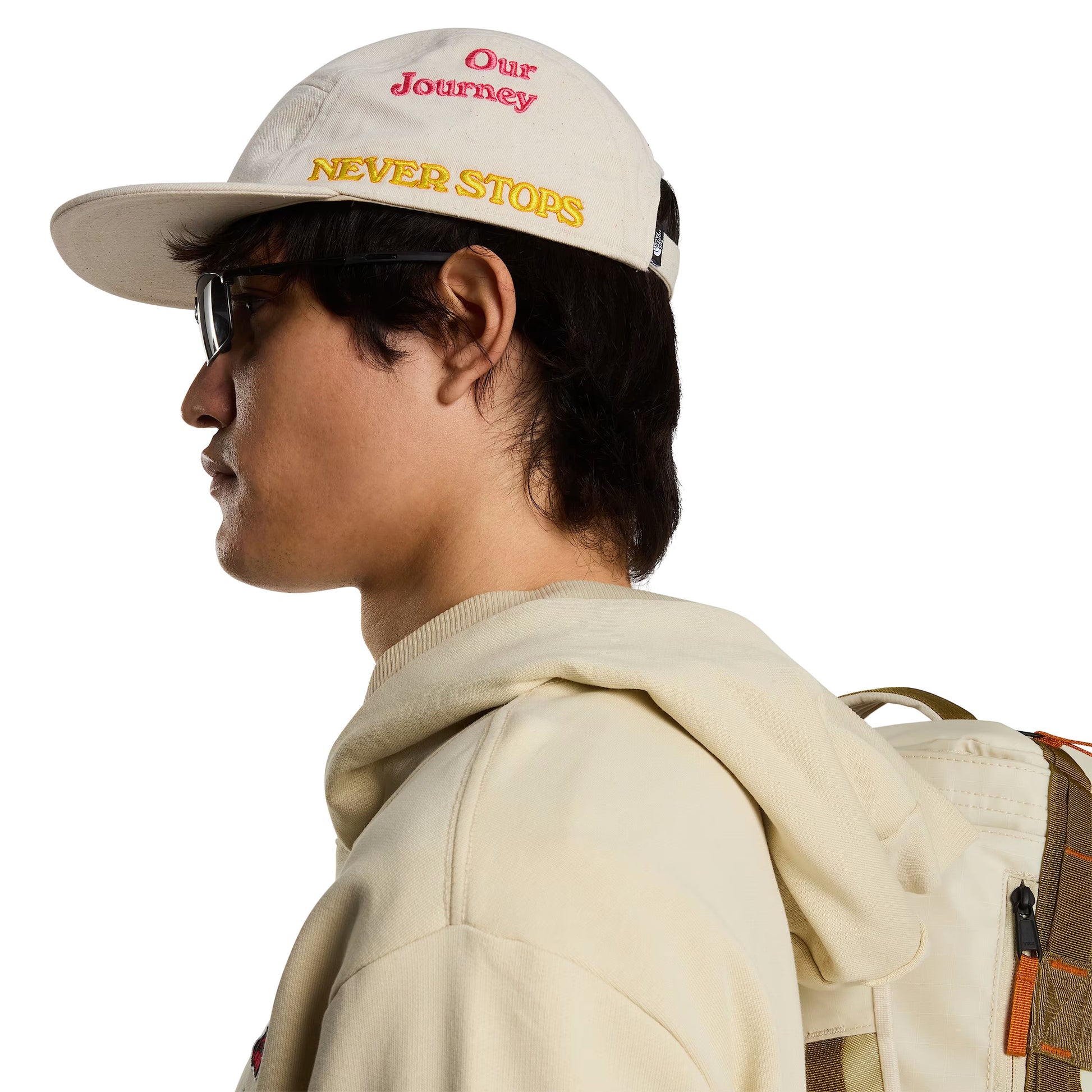 Boné unissexo The North Face Norm Camp em Branco Dune/Raw Undyed/Graphics. Foto da lateral.