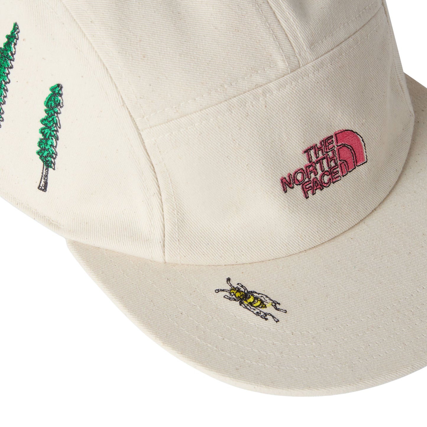 Boné unissexo The North Face Norm Camp em Branco Dune/Raw Undyed/Graphics. Foto de detalhe da parte da frente.