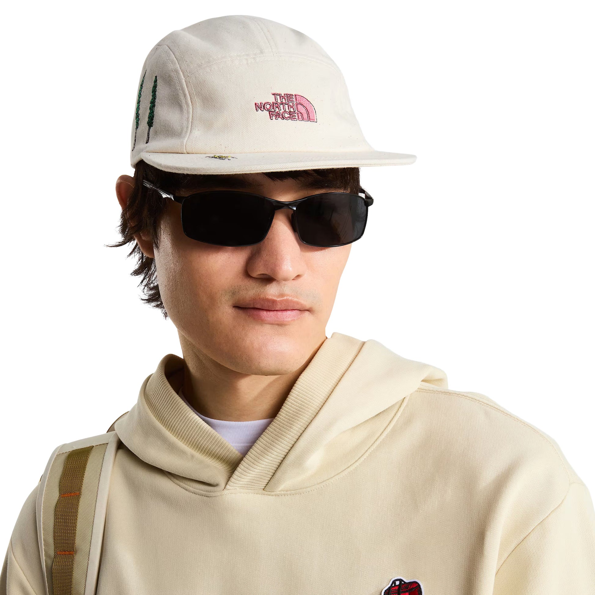 Boné unissexo The North Face Norm Camp em Branco Dune/Raw Undyed/Graphics. Foto da parte da frente.