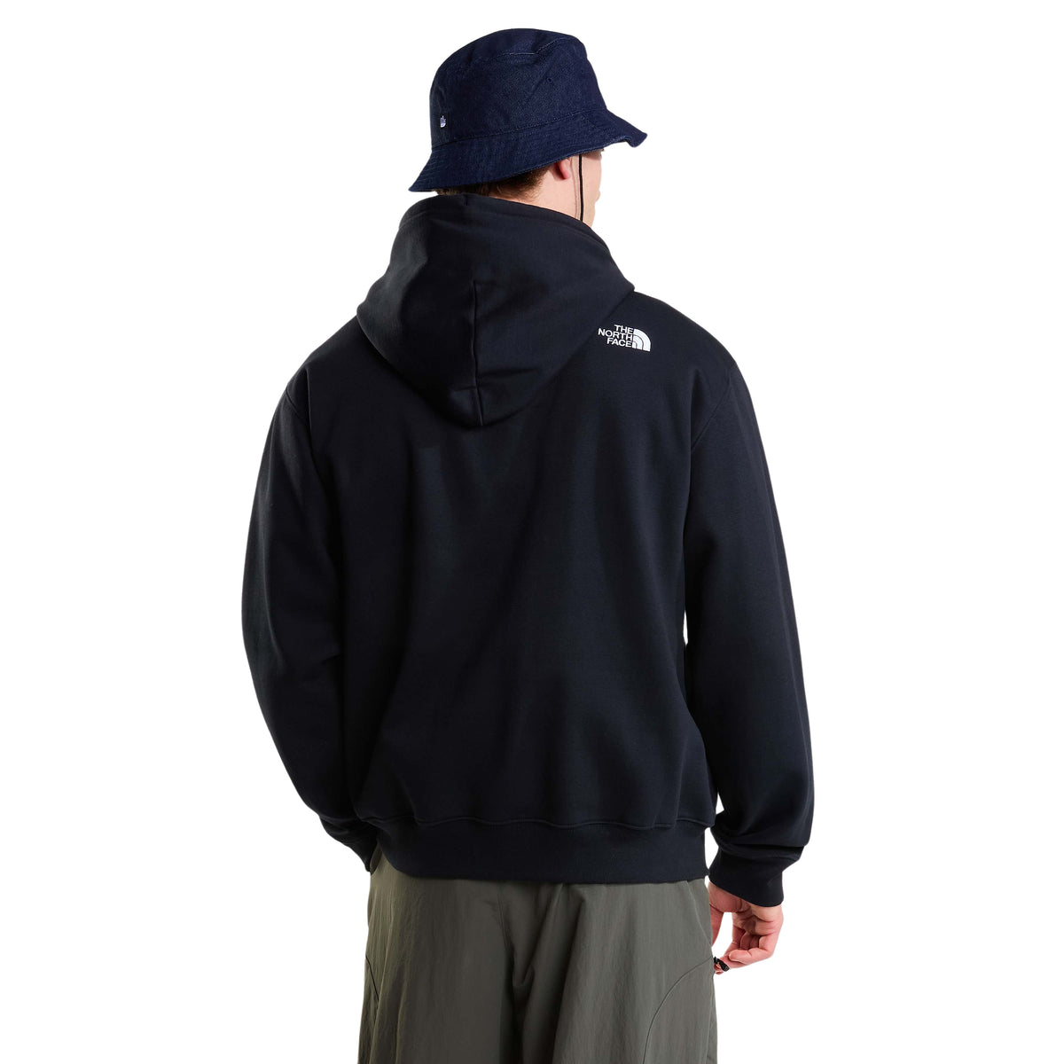 Vista traseira da sweat The North Face Off Piste Embro preta num modelo, com capuz pousado e logótipo branco junto ao ombro direito.