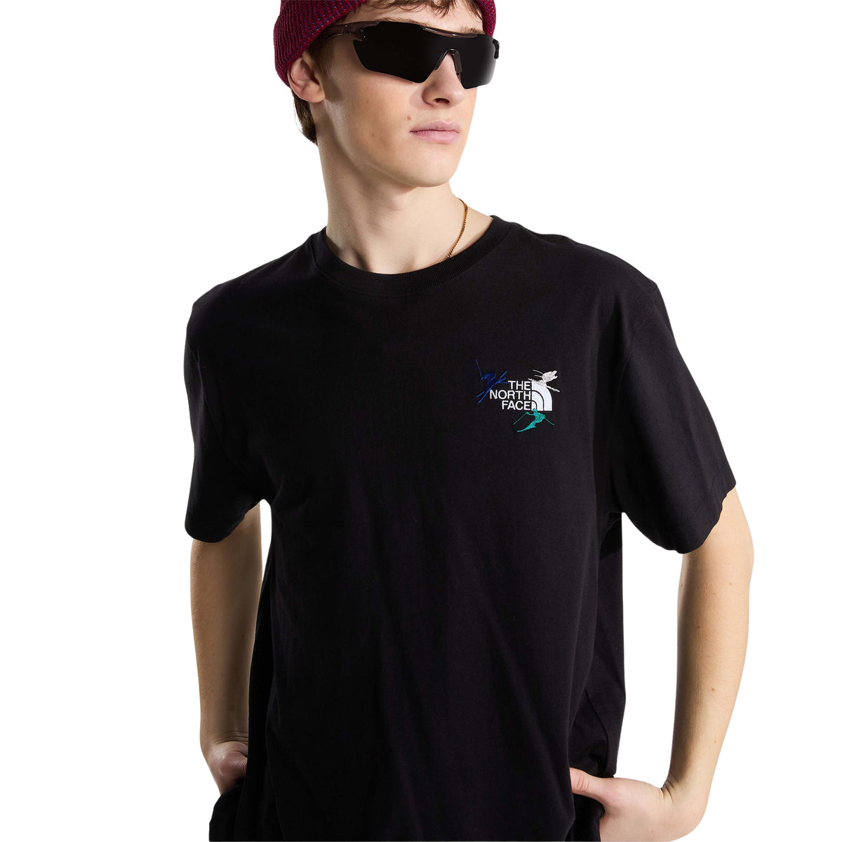 Vista aproximada da t-shirt The North Face Off Piste Embro preta num modelo, com gola canelada e bordado no peito.
