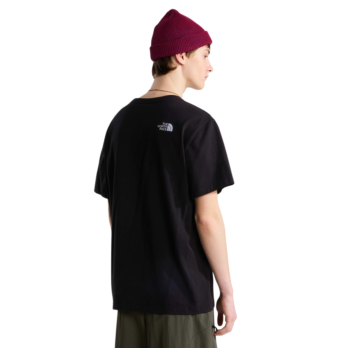 Vista traseira a três quartos da t-shirt The North Face Off Piste Embro preta num modelo, com logótipo branco junto ao ombro direito.