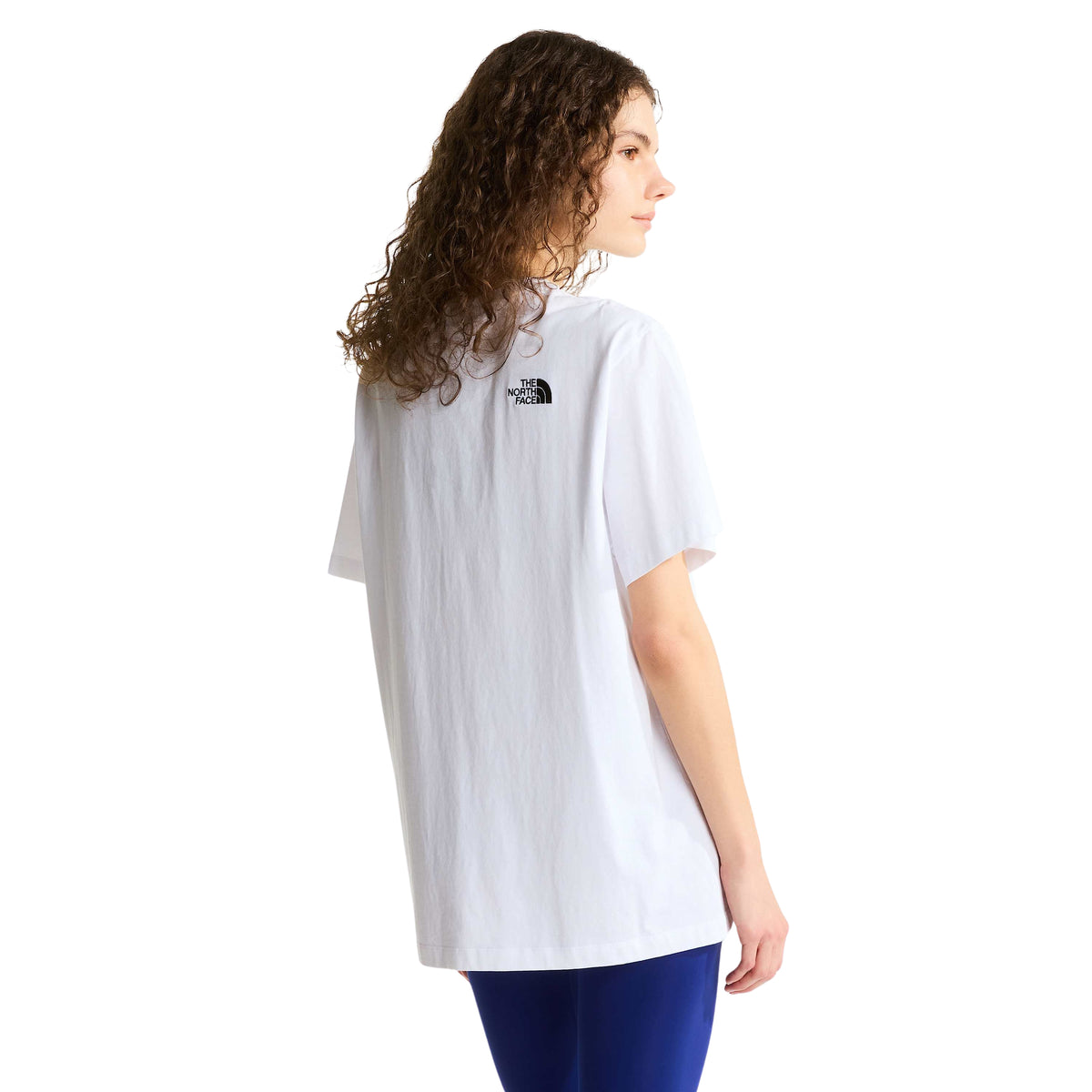 T-shirt The North Face Off Piste Embro branca vista de costas a três quartos numa modelo, com logótipo preto bordado.