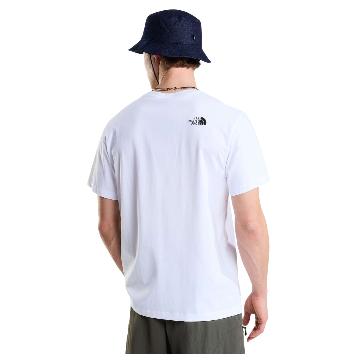 Vista traseira da t-shirt The North Face Off Piste Embro branca num modelo, com logótipo preto junto ao ombro direito.