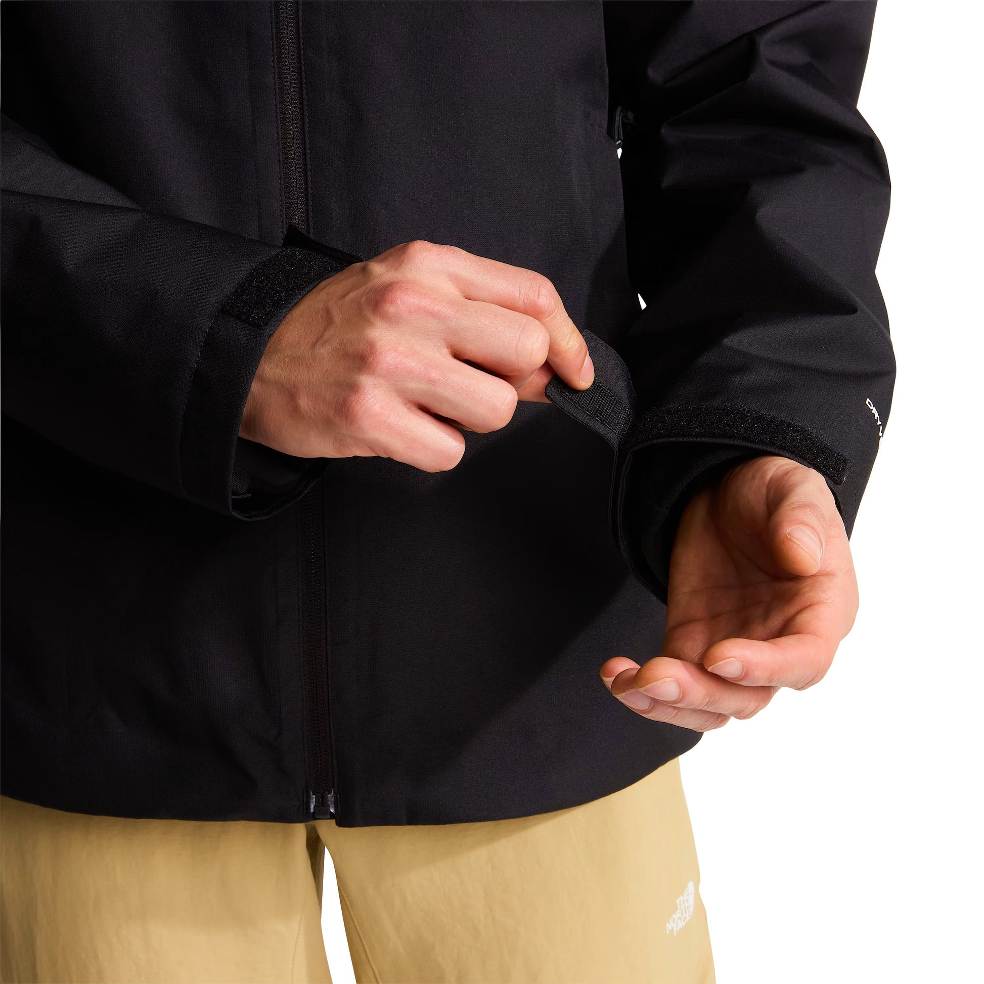 Casaco com carapuço para homem The North Face Quest Triclimate em Preto TNF/NPF. Foto de detalhe da parte da frente, vestido.