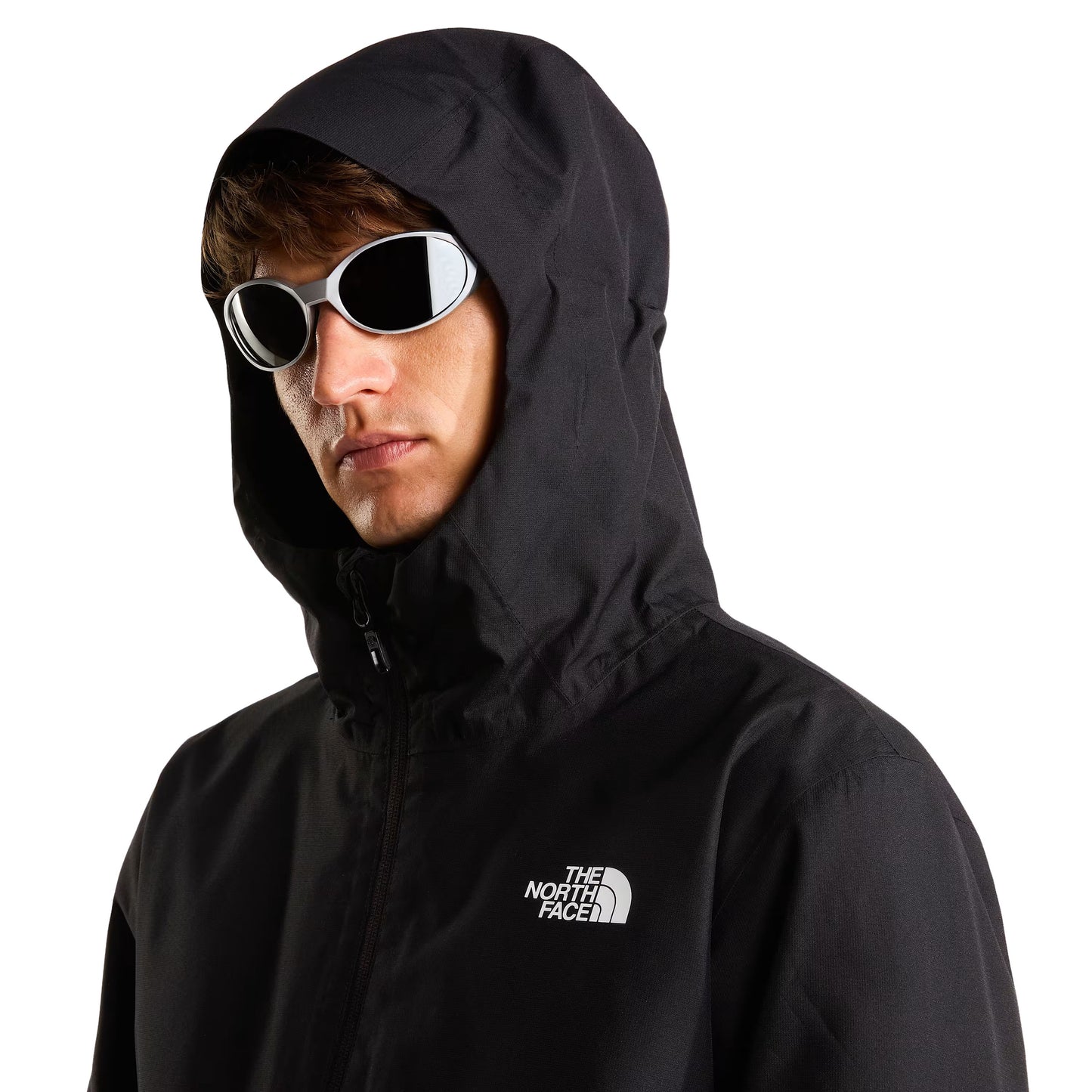 Casaco com carapuço para homem The North Face Quest Triclimate em Preto TNF/NPF. Foto de detalhe da parte da frente, vestido.