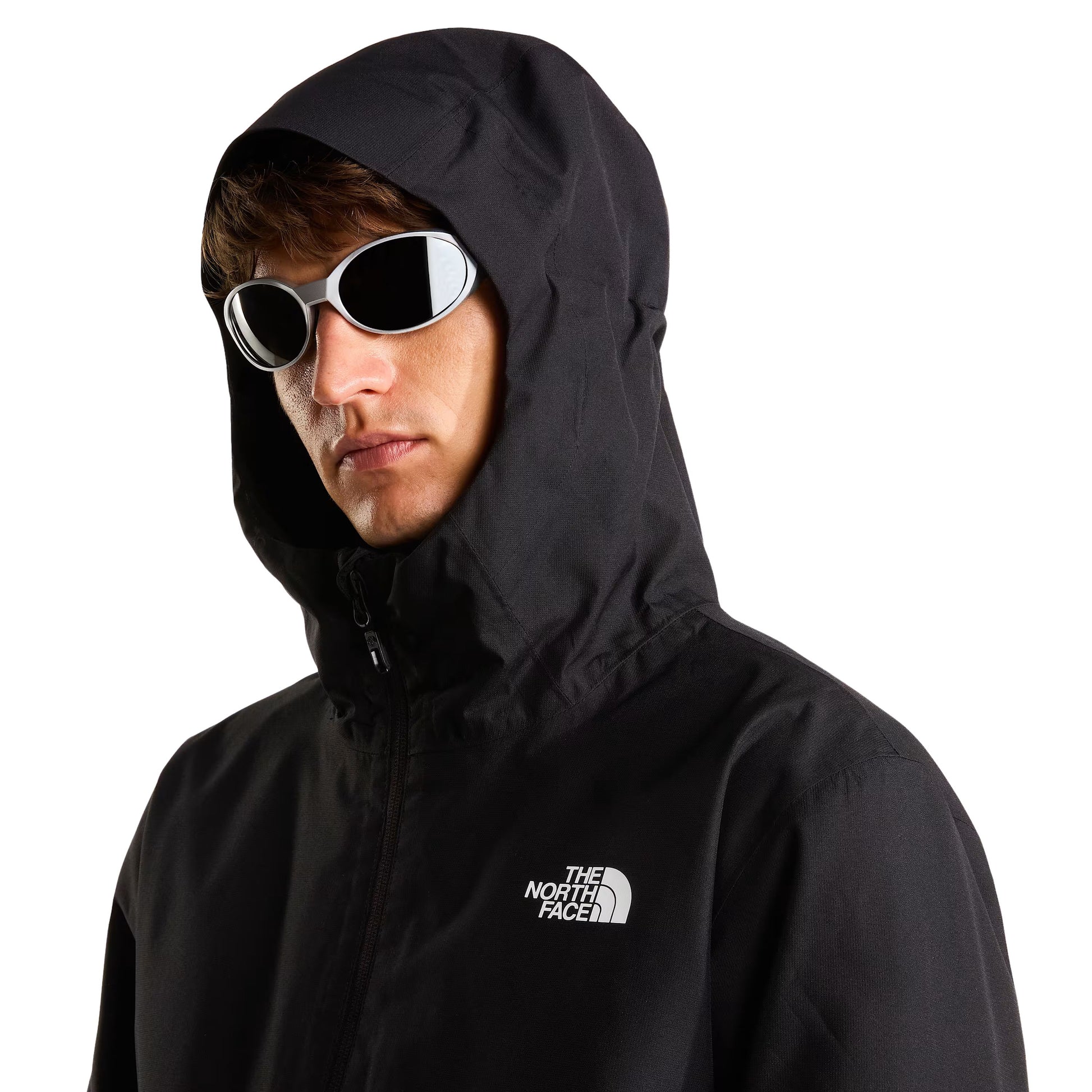 Casaco com carapuço para homem The North Face Quest Triclimate em Preto TNF/NPF. Foto de detalhe da parte da frente, vestido.