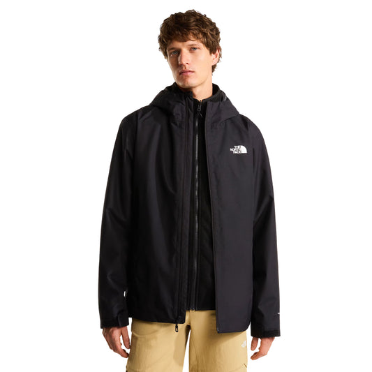 Casaco com carapuço para homem The North Face Quest Triclimate em Preto TNF/NPF. Foto da parte da frente, vestido.