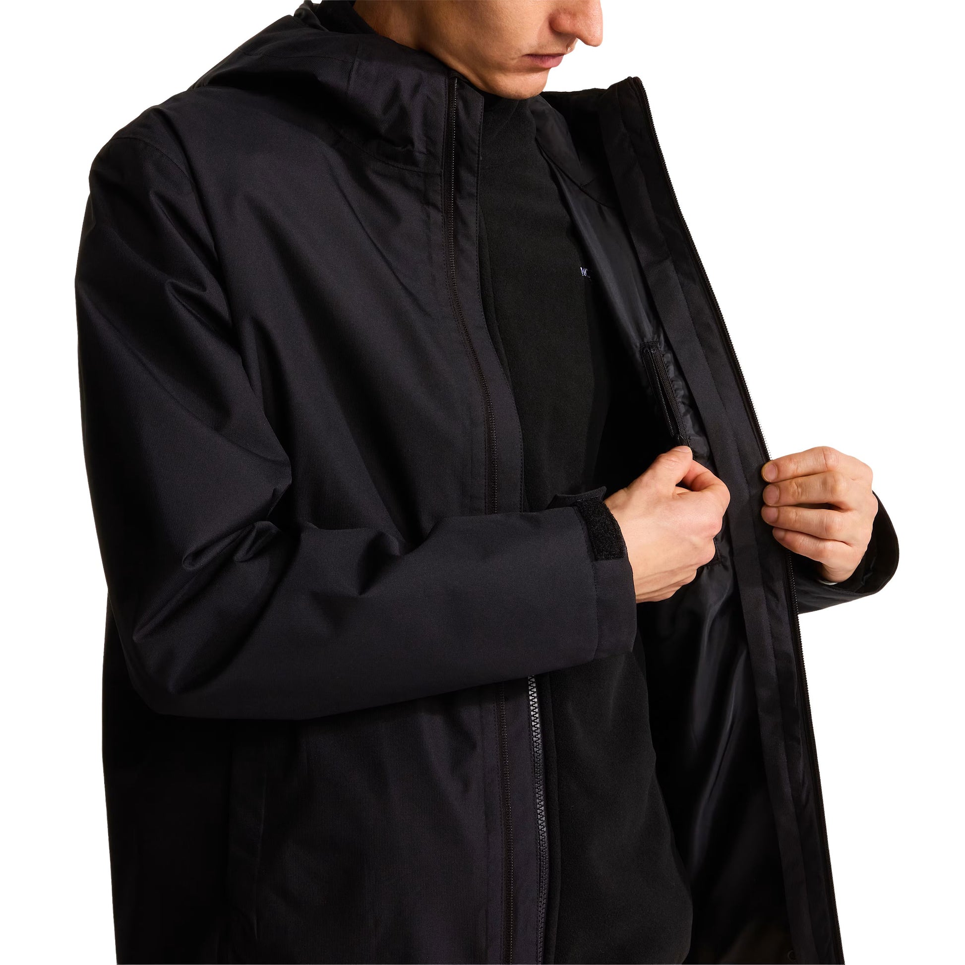 Casaco com carapuço para homem The North Face Quest Triclimate em Preto TNF/NPF. Foto de detalhe da parte da frente, vestido.