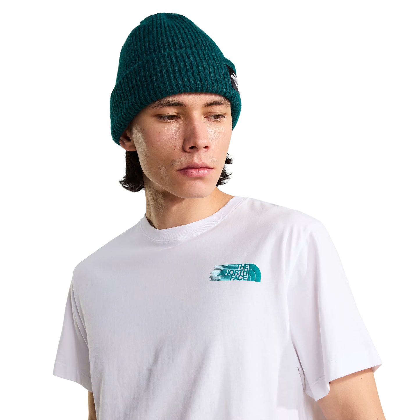 T-Shirt The North Face Retro Trail Relaxed em TNF White — detalhe das costas de modelo masculino, gráfico "The North Face" em azul-céu com raio estilizado em azul, verde-teal e cinza-escuro, inscrição "since 1966" e "Trail Running Club" visíveis em close-up, fundo branco.