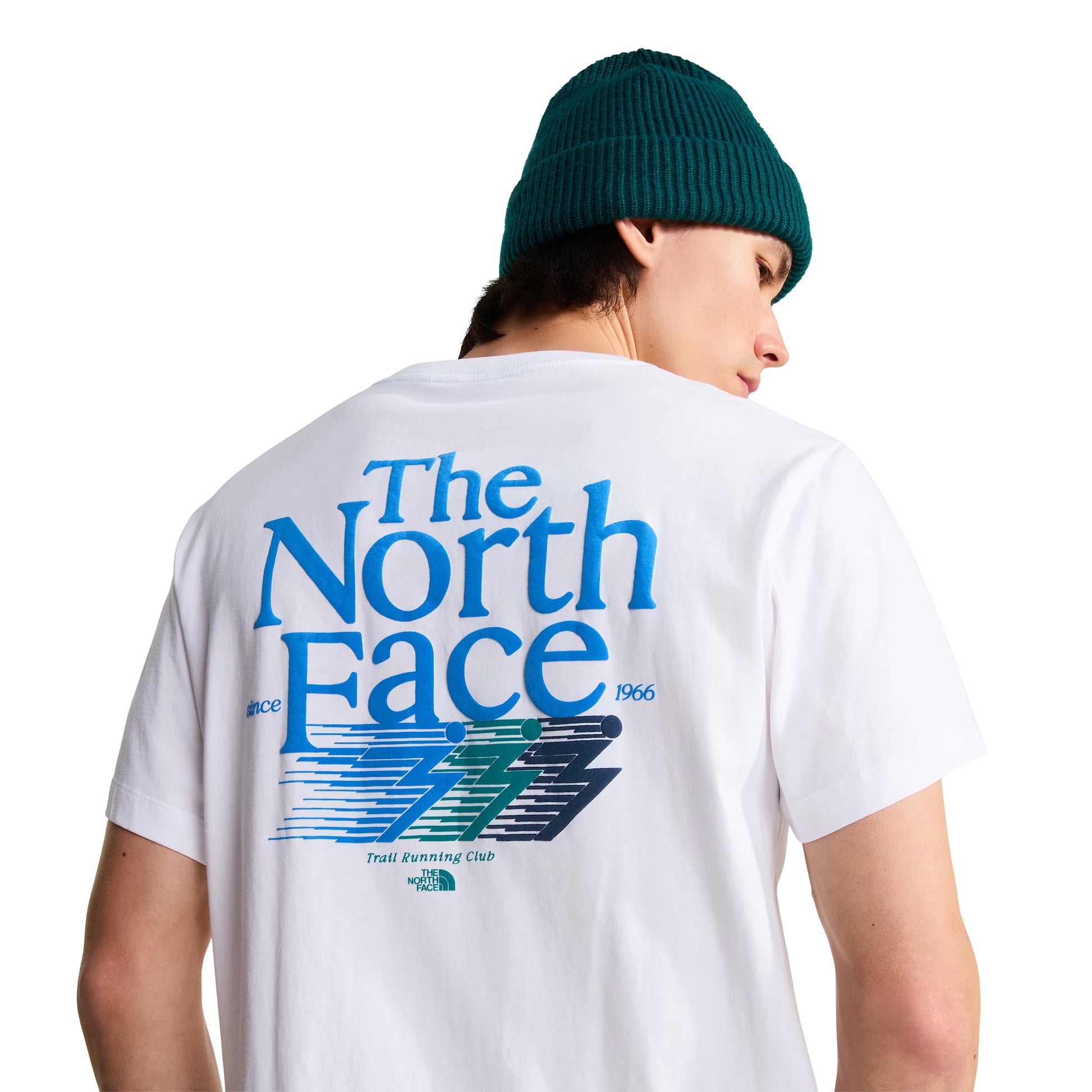 T-Shirt The North Face Retro Trail Relaxed em TNF White — detalhe do peito de modelo masculino, logo TNF Retro Trail em teal/azul-petróleo no peito direito e gola canelada em TNF White visíveis em close-up, fundo branco.