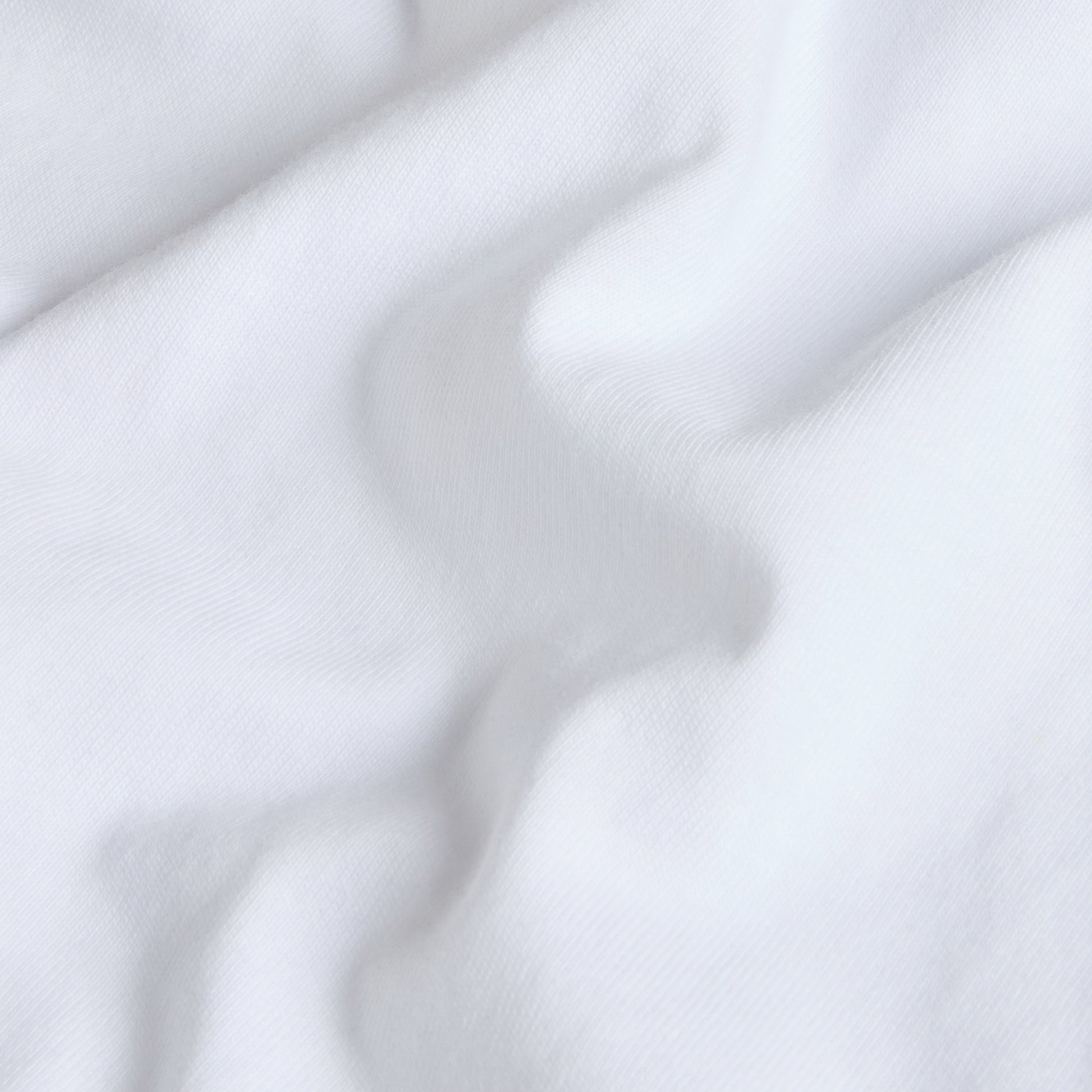 T-Shirt The North Face Retro Trail Relaxed em TNF White — detalhe do tecido jersey em TNF White, textura de malha com dobras suaves visíveis em close-up, fundo branco.