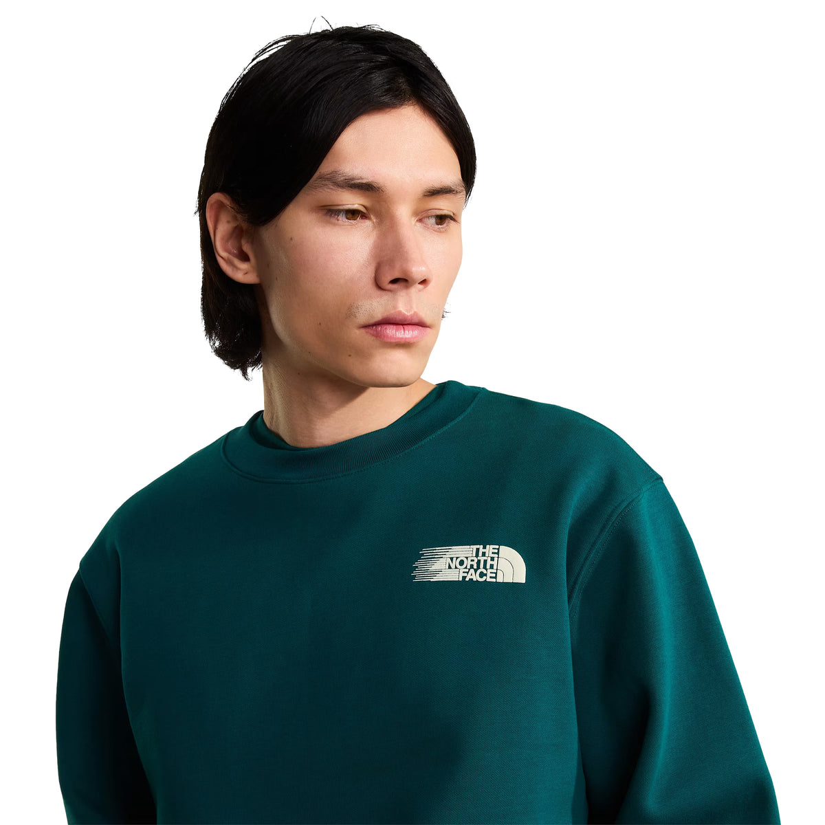 Sweatshirt para homem The North Face Retro Trail Relaxed Crew em Pacific Teal — detalhe de meio corpo superior, modelo masculino de frente, malha polar teal, logo The North Face em relevo creme no peito esquerdo com efeito de velocidade, gola redonda canelada, fundo branco.