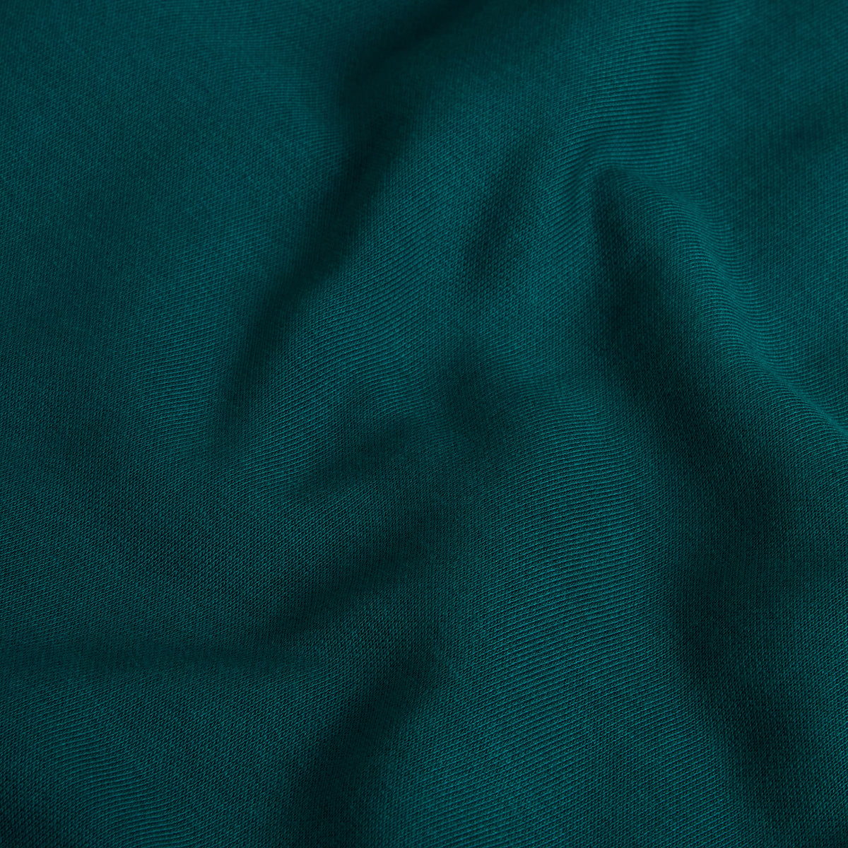 Sweatshirt para homem The North Face Retro Trail Relaxed Crew em Pacific Teal — pormenor da textura do tecido em close-up, malha polar teal Pacific Teal com interior cardado visível nas dobras, sem modelo, fundo teal.
