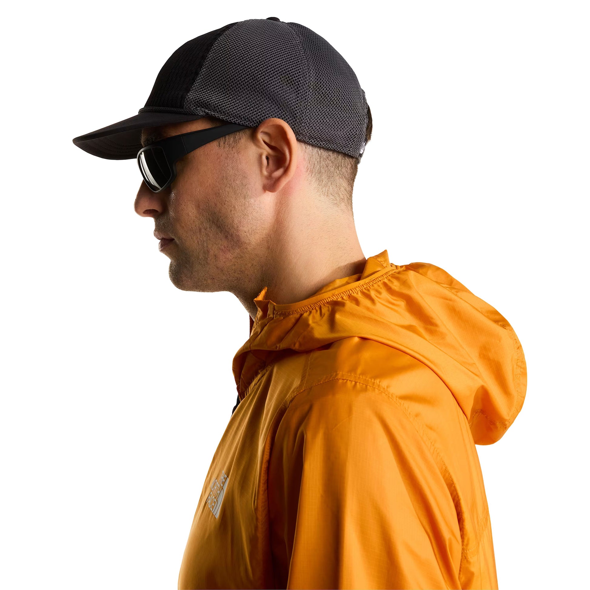 Boné unissexo The North Face Runner Trucker em Preto TNF/Cinza Anthracite. Foto da lateral, na cabeça.