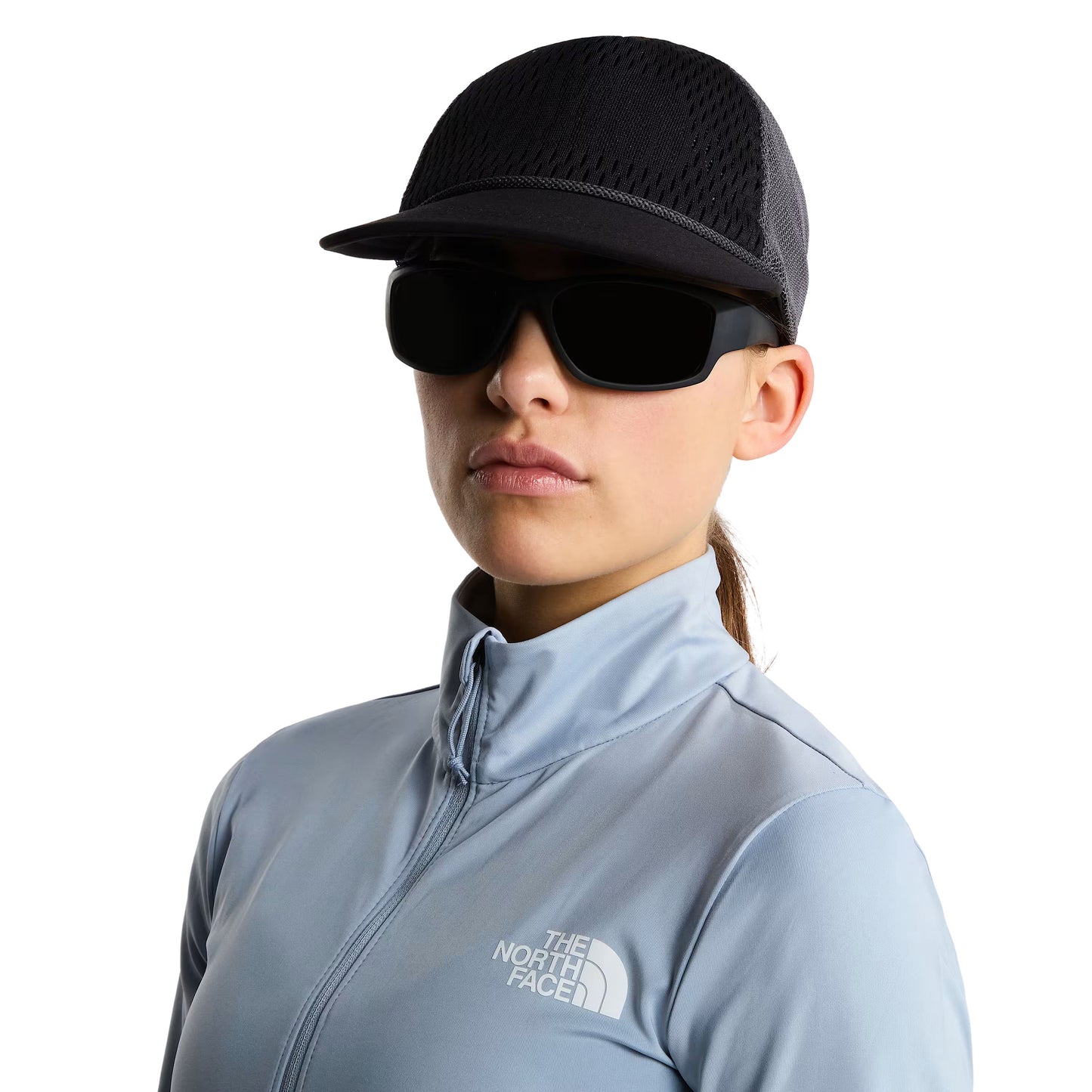 Boné unissexo The North Face Runner Trucker em Preto TNF/Cinza Anthracite. Foto da parte da frente, na cabeça.