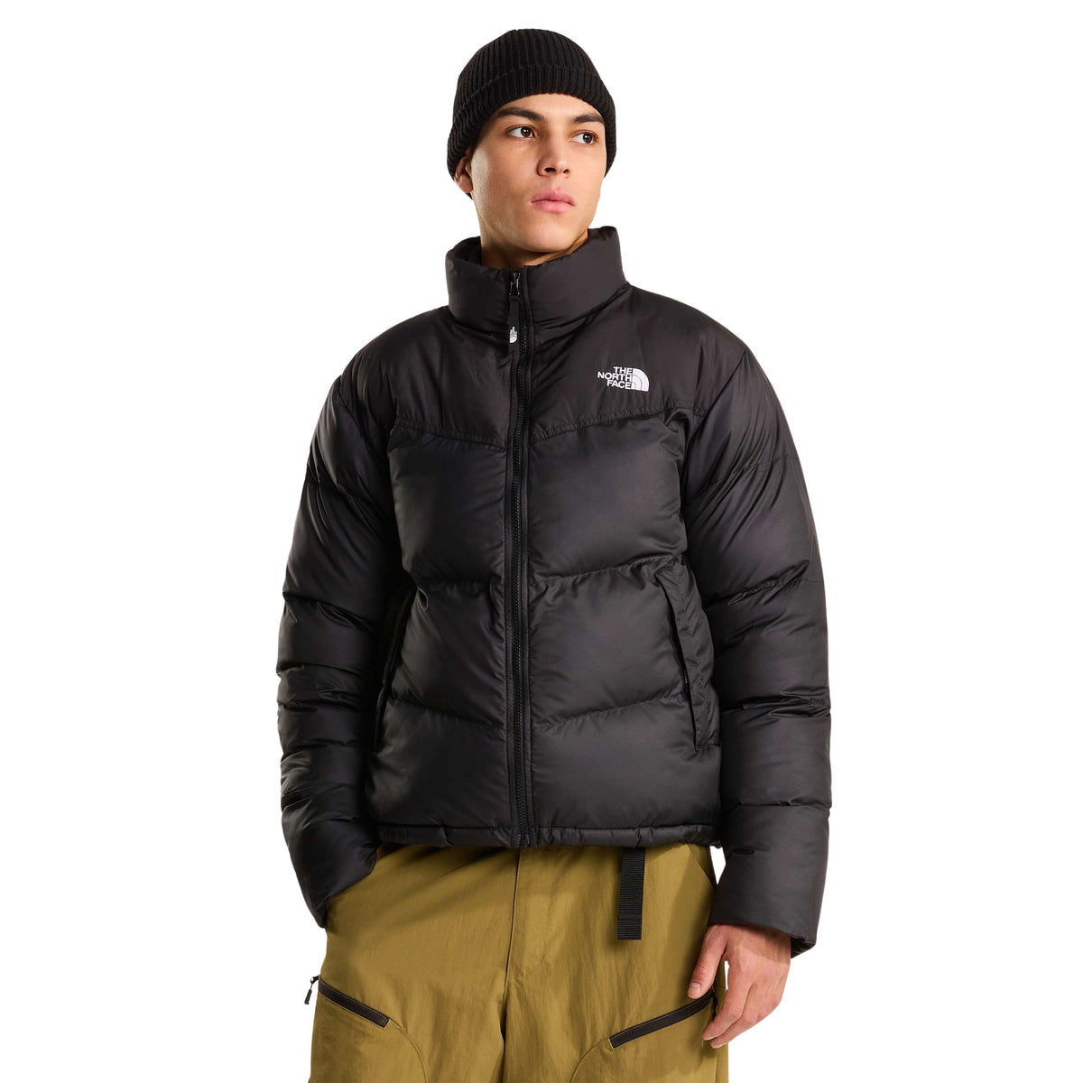 Casaco The North Face Saikuru preto fechado em modelo de frente, com gola alta, painéis acolchoados e logótipo branco no peito.