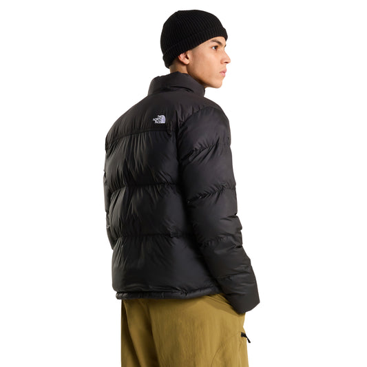 Casaco The North Face Saikuru preto em modelo de costas a três quartos, mostrando os painéis acolchoados e o logótipo branco no ombro direito.
