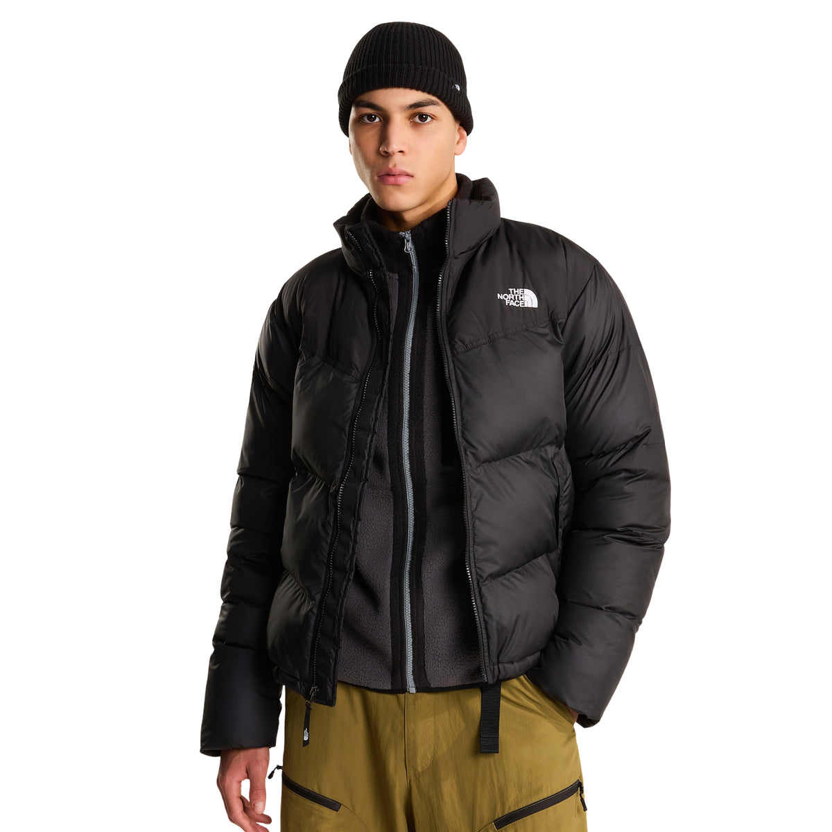 Casaco The North Face Saikuru preto aberto em modelo de frente, sobre uma peça escura com fecho, com gola levantada e logótipo branco no peito.