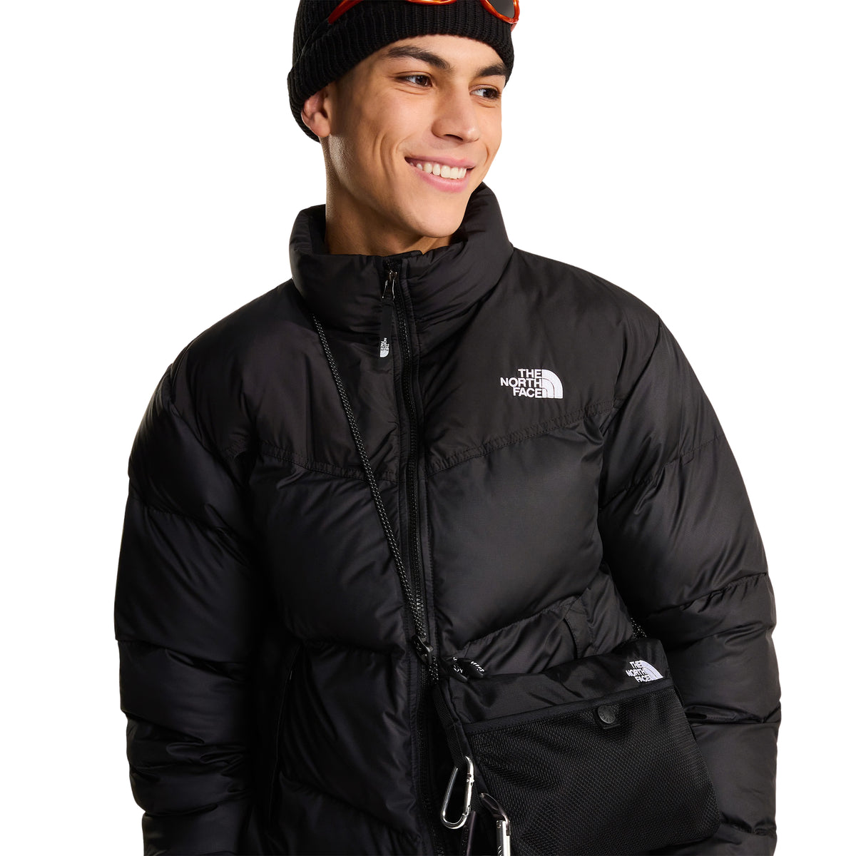 Casaco The North Face Saikuru preto em modelo, com destaque para a gola alta, o logótipo branco no peito e os painéis acolchoados.