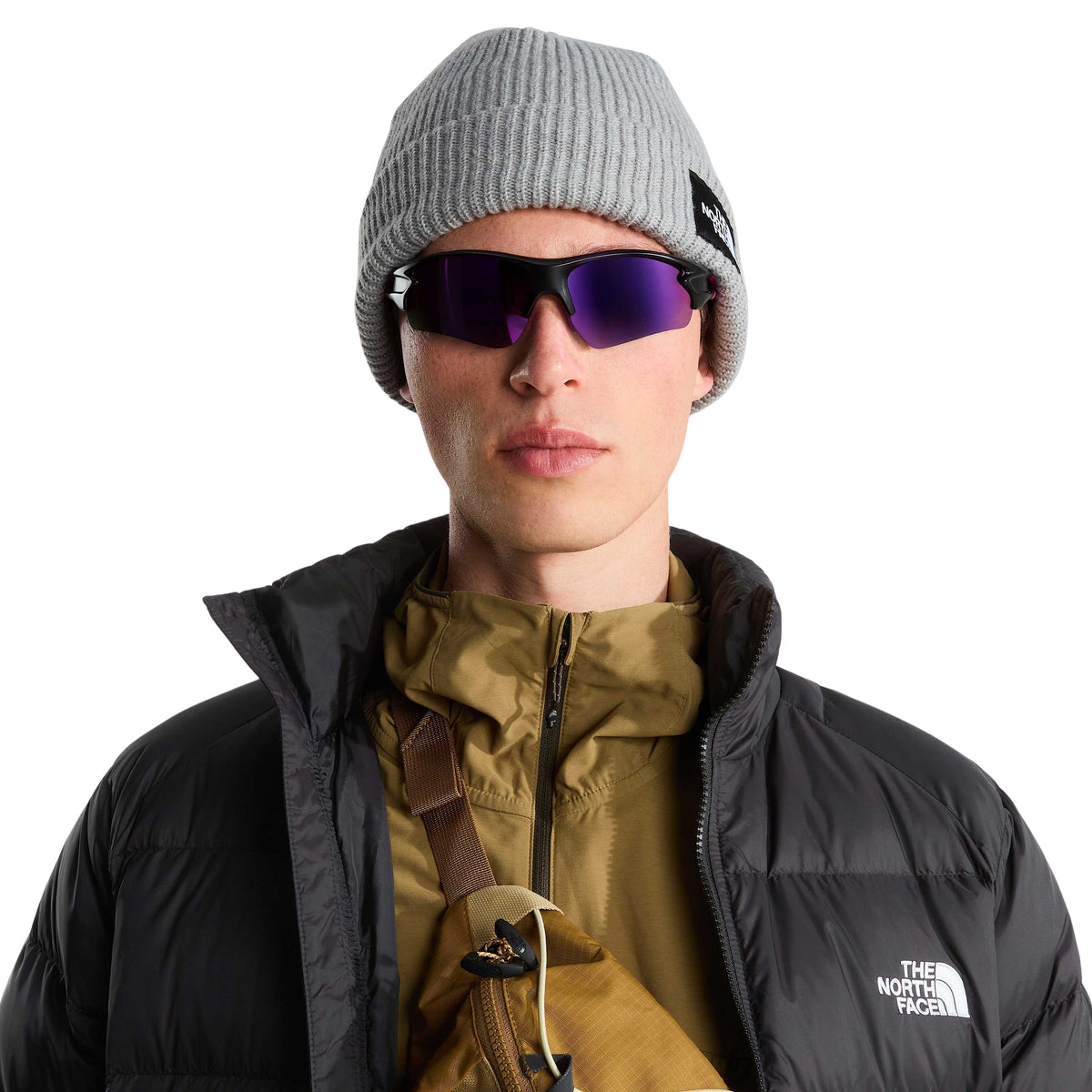 Vista frontal do gorro The North Face Salty Lined cinzento-claro mesclado usado por modelo com óculos de sol.