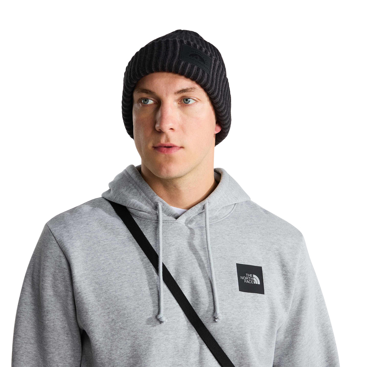 Modelo com gorro The North Face Salty Lined SE preto e sweatshirt cinzenta, mostrando a dobra sobre as orelhas.