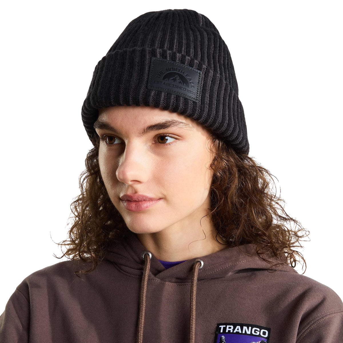 Modelo com gorro The North Face Salty Lined SE preto, mostrando o ajuste à cabeça e o emblema na dobra.