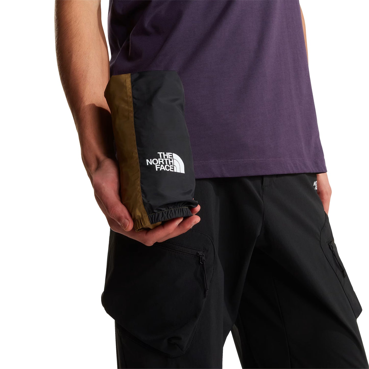 Casaco para homem The North Face Seasonal Mountain em Cedar. Foto de detalhe do casaco dobrado.