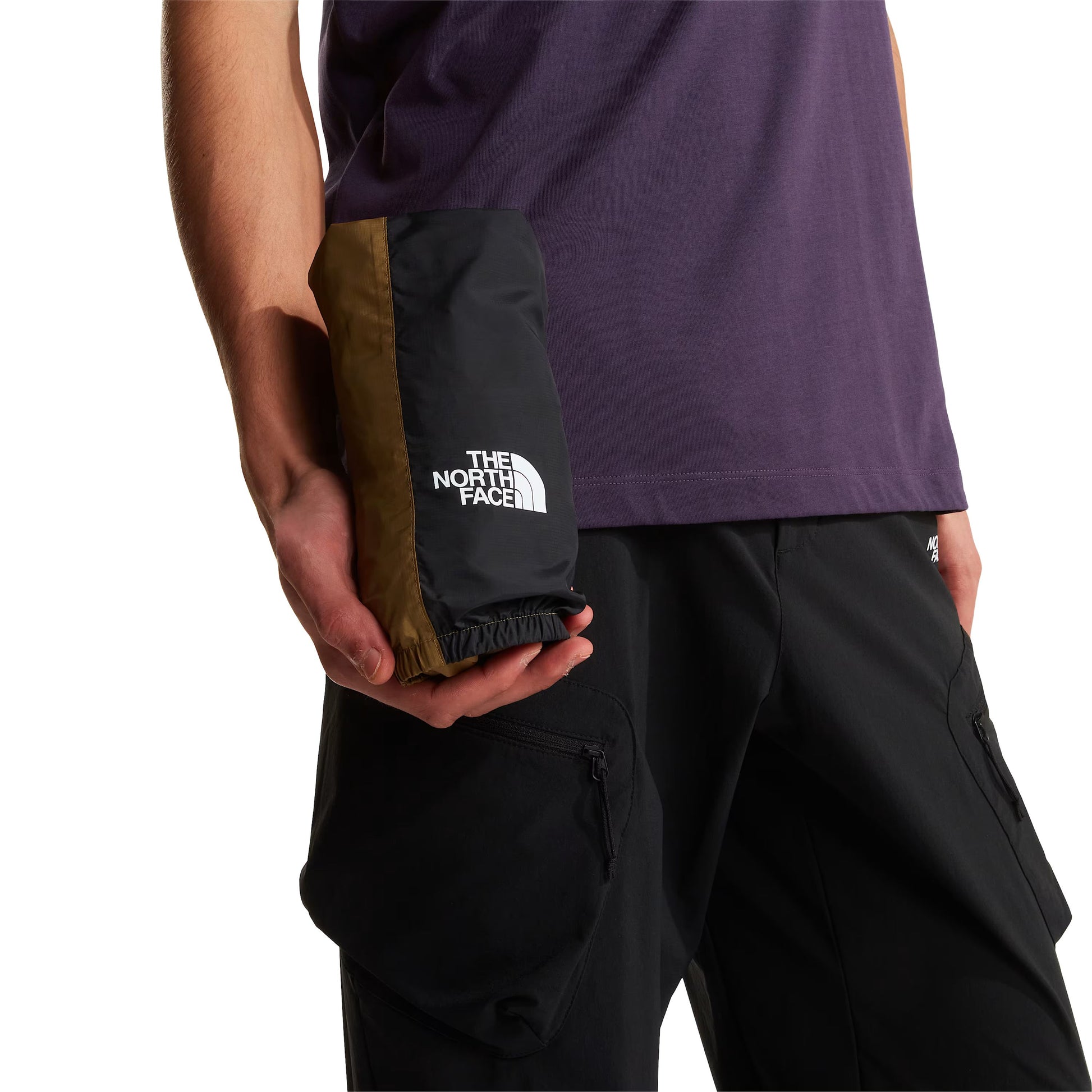 Casaco para homem The North Face Seasonal Mountain em Cedar. Foto de detalhe do casaco dobrado.
