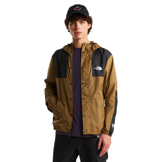 Casaco para homem The North Face Seasonal Mountain em Cedar. Foto da parte da frente, vestido.