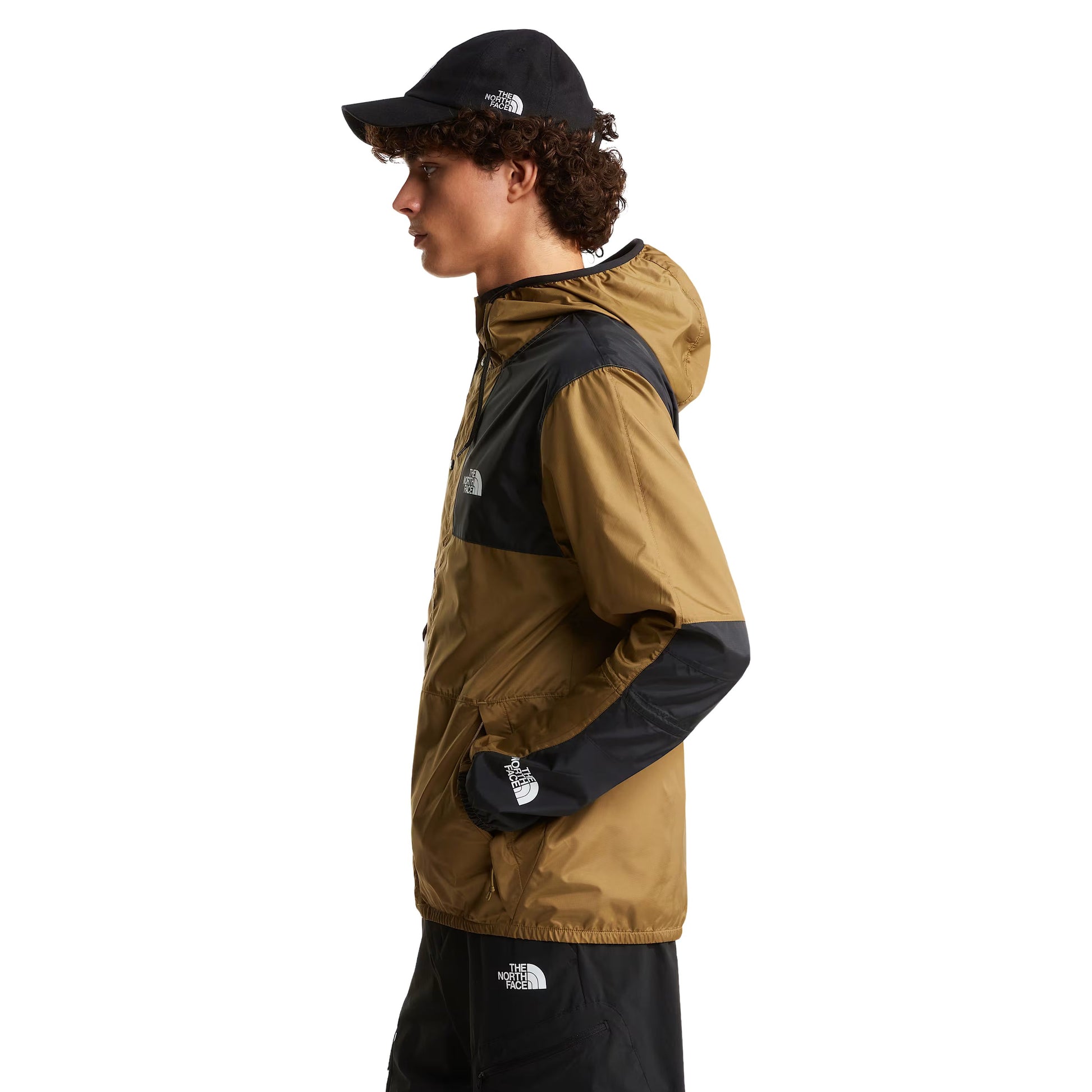Casaco para homem The North Face Seasonal Mountain em Cedar. Foto da lateral, vestido.