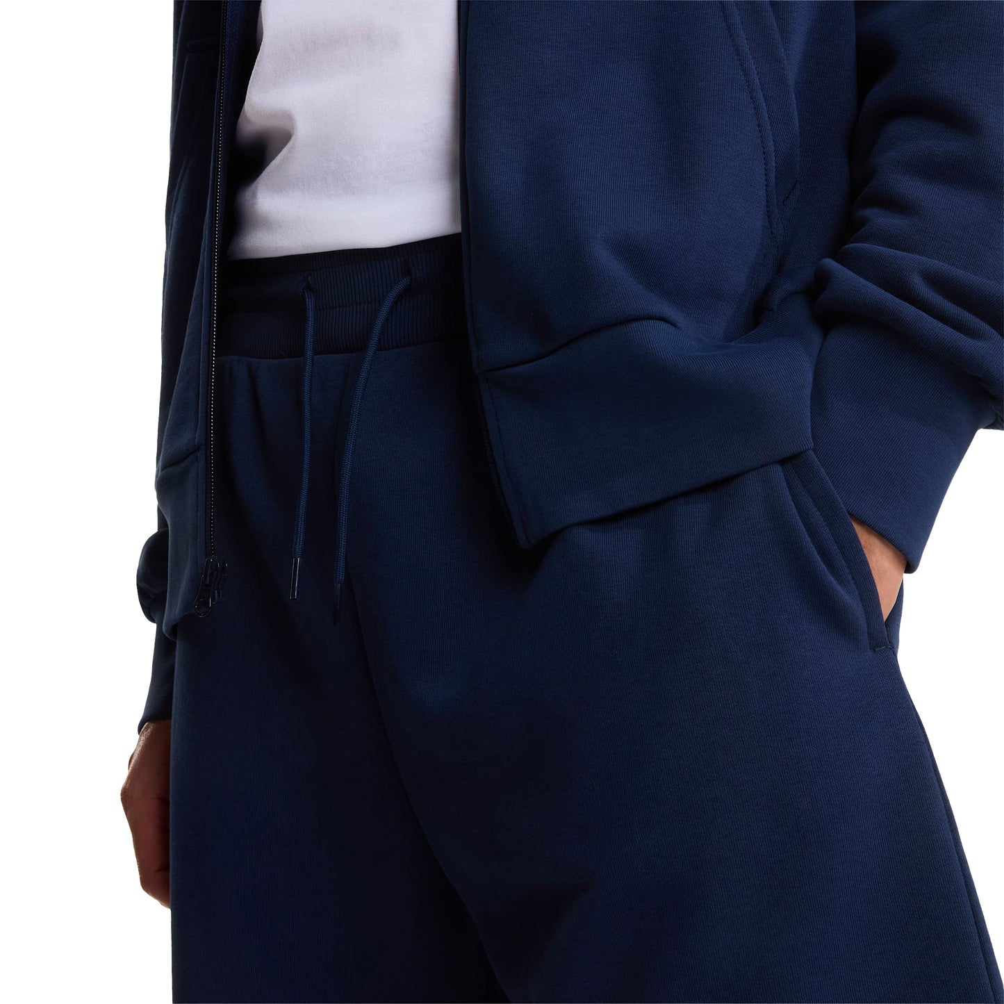 Calções para homem The North Face Simple Dome Light Regular em Summit Navy. Foto de detalhe da parte da frente, vestidos.