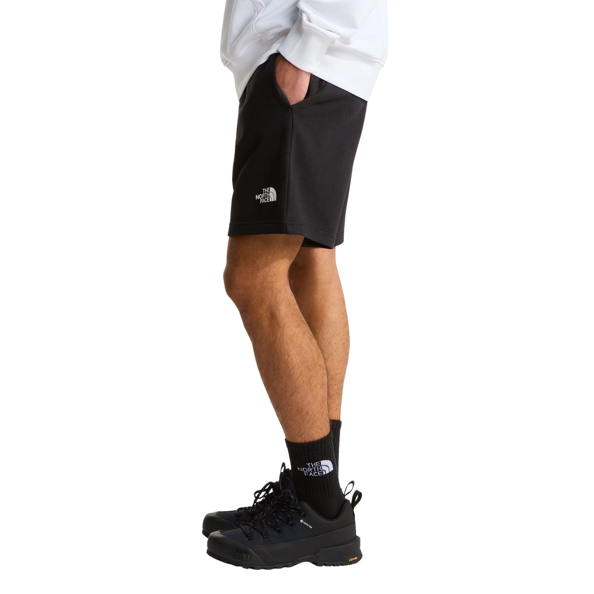 Calções de homem The North Face Simple Dome Light Regular em Preto TNF. Foto da lateral, vestidos.