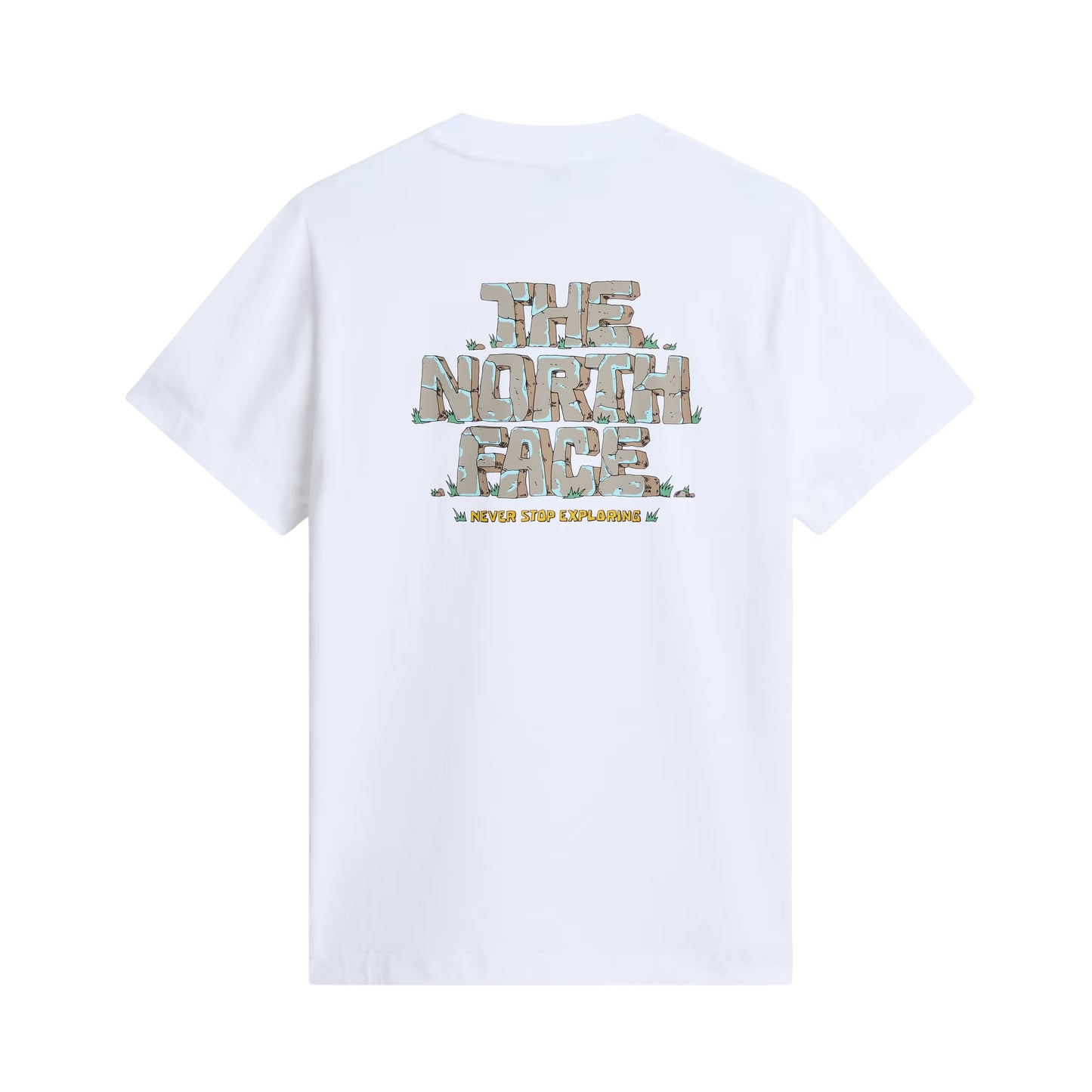 T-Shirt The North Face Stone Logo Relaxed em TNF White — vista traseira, produto sem modelo, gráfico "The North Face" estilo pedra em cinza/verde musgo com detalhes de erva e inscrição "Never Stop Exploring" em amarelo na base, gola redonda e corte relaxed visíveis, fundo branco.