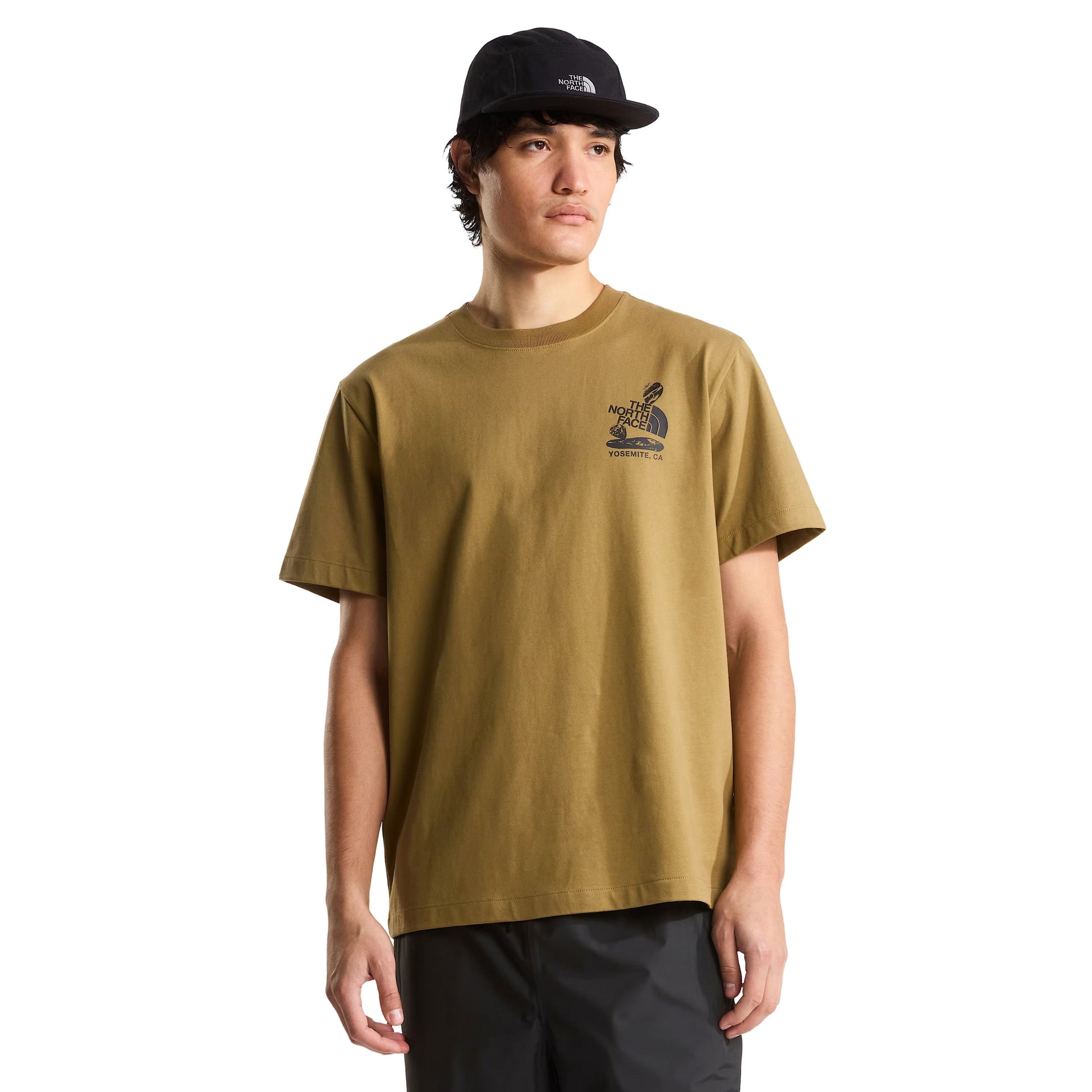 T-Shirt de manga curta para homem The North Face Stones Relaxed Graphic em Cedar. Foto da parte da frente, vestida.