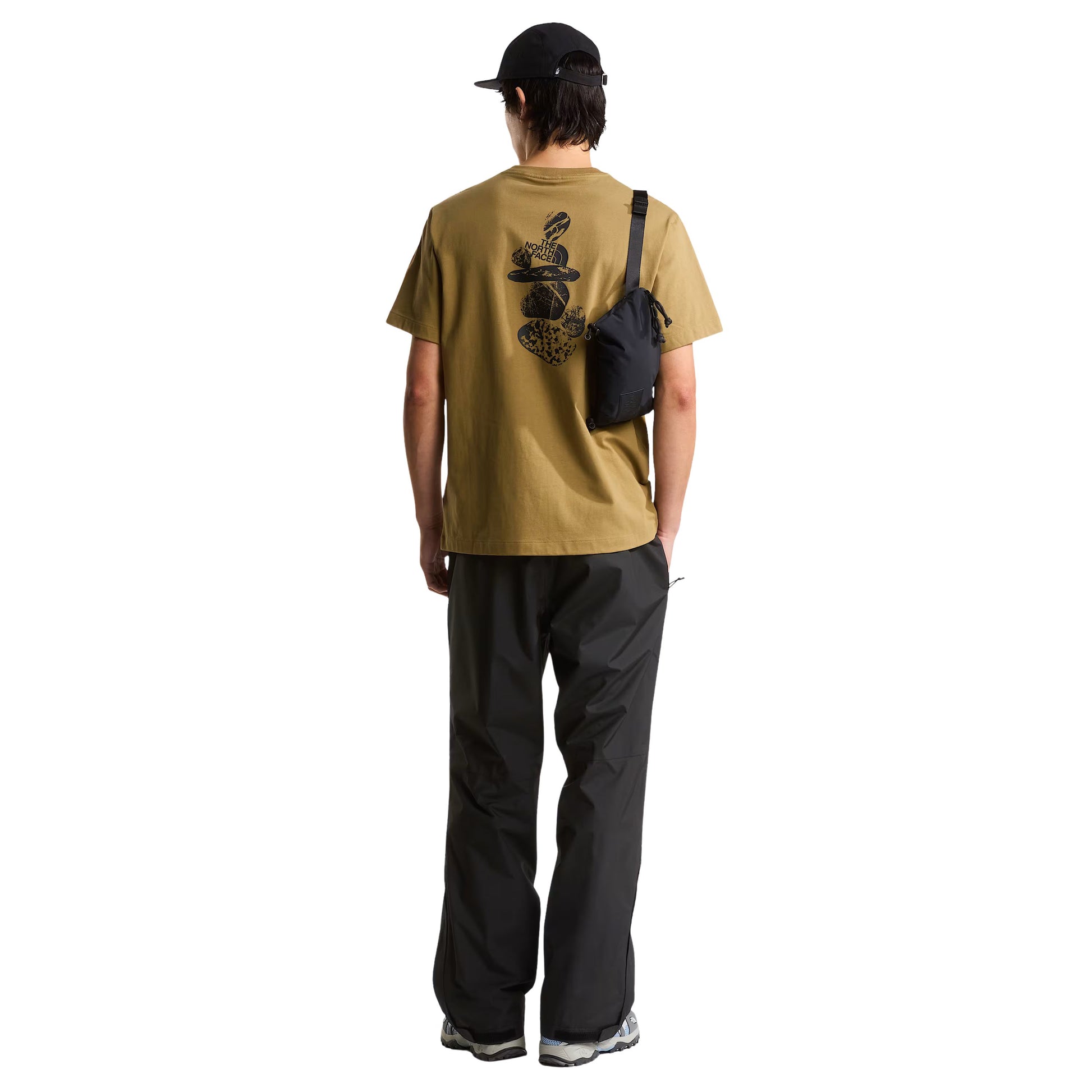 T-Shirt de manga curta para homem The North Face Stones Relaxed Graphic em Cedar. Foto da parte de trás, vestida.